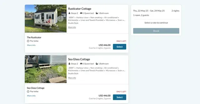 Página de reserva de alojamiento con dos listados de cabañas, fotos, precios y botones de selección.