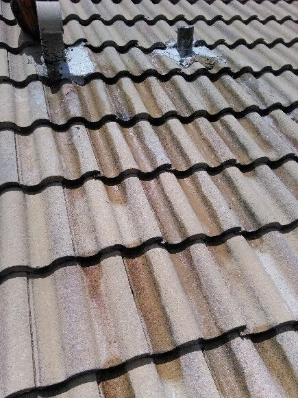 A close up of a roof with a lot of tiles on it.