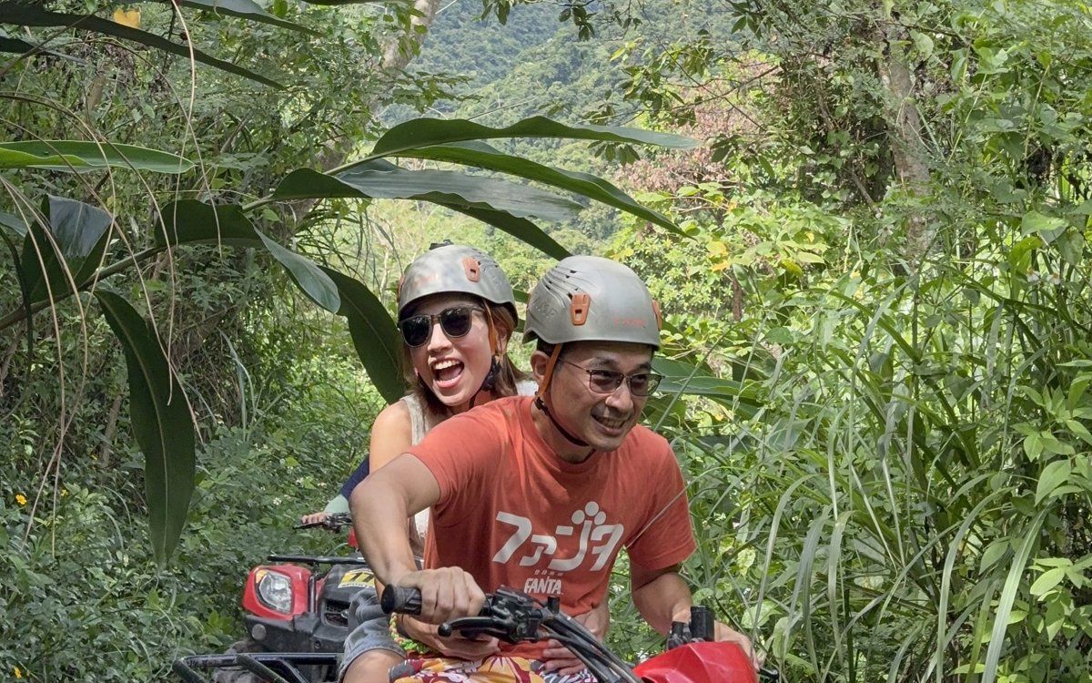 黃風扇坐在沙灘車後座尖叫,男友騎車穿過宜蘭南澳那山那谷的叢林小路
