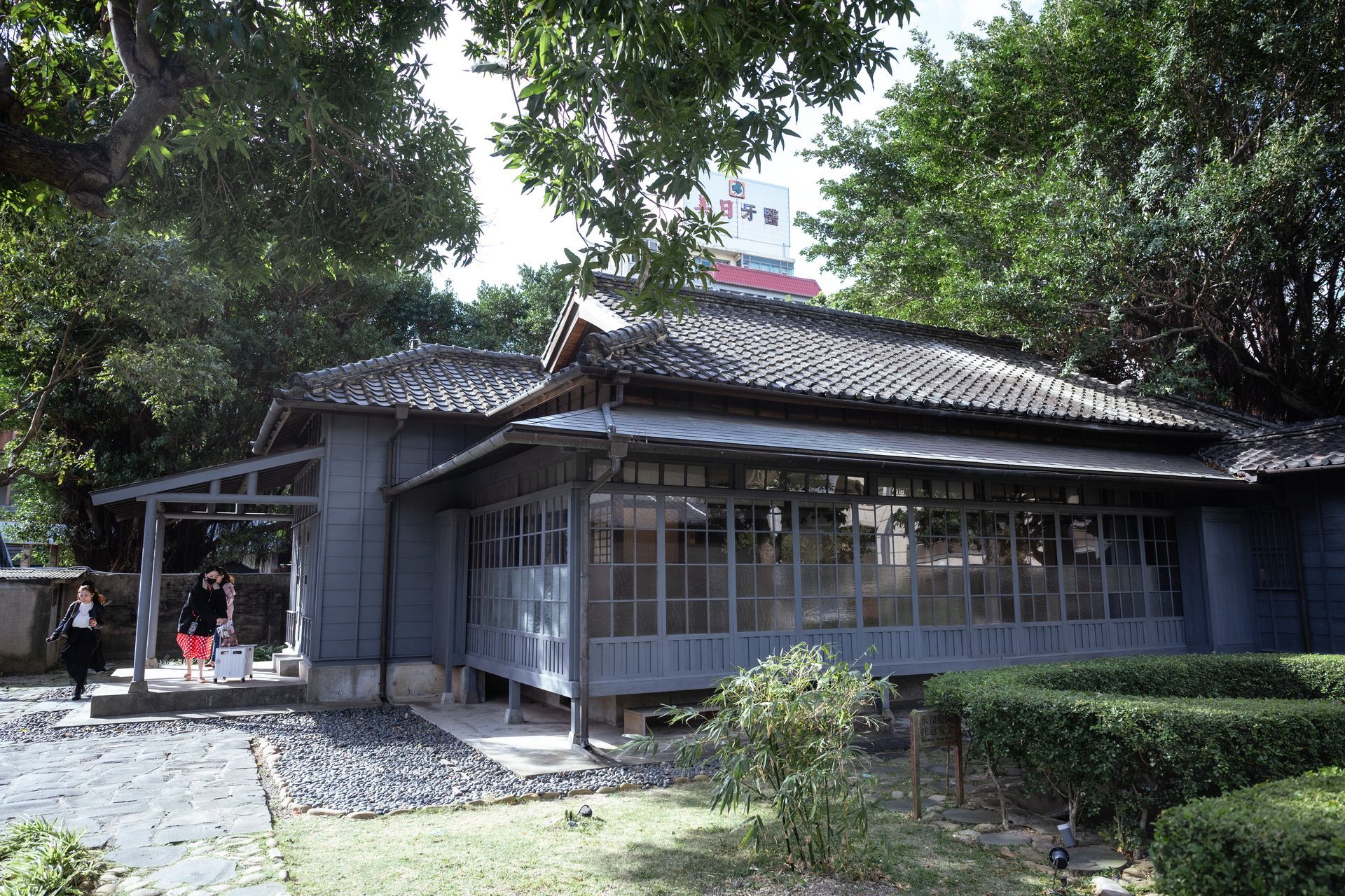 CNFCD減肥也能「畢業」!在辛志平校長故居,見證飲食管理與生活質感的奇蹟-上週日,我們在新竹具有文化氣息的「辛志平校長故居」舉辦了一場復古 Party,慶祝 25 位學員透過科學化飲食管理,成功從過去的困擾中「畢業」,拿到了通往健康自主的畢業證書。