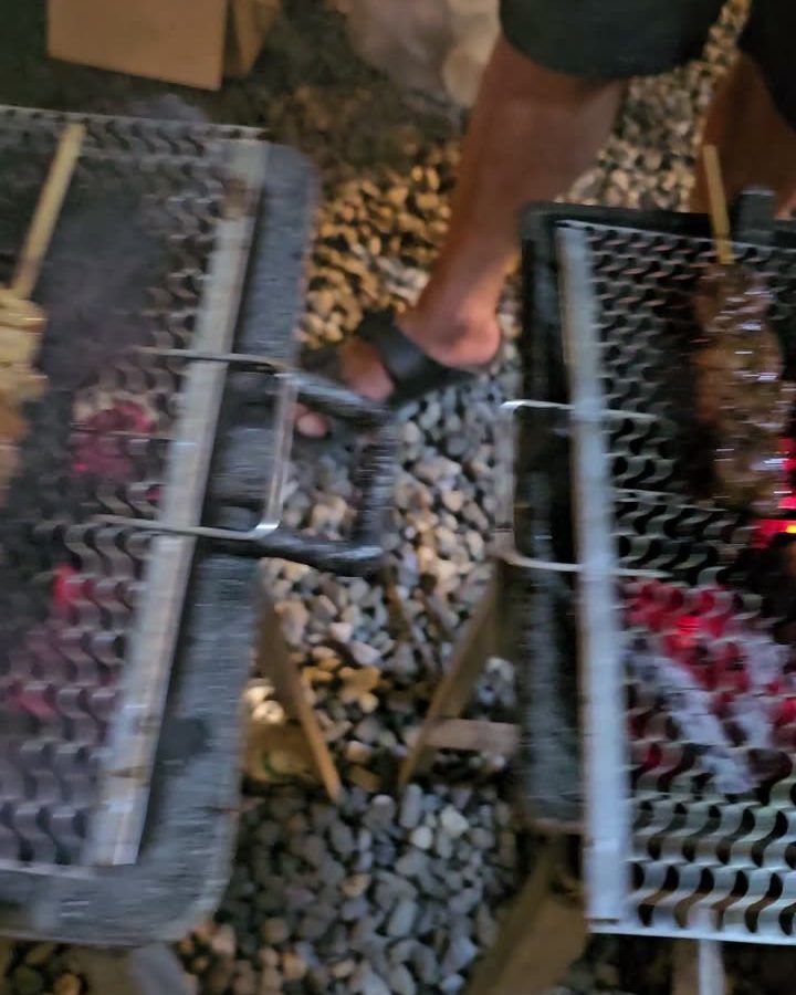 營地烤肉架上的串燒