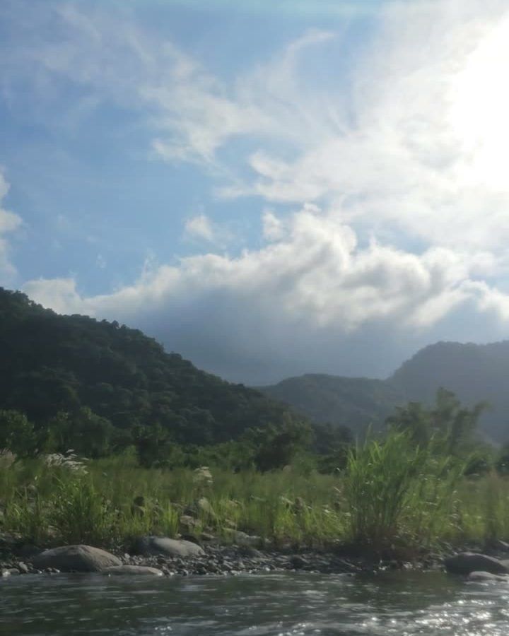 南澳溪清澈的河面與山谷