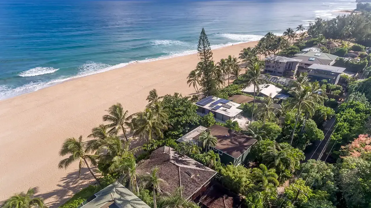 Which is more affordable, hotel or vacation rentals when vacationing in Hawaii?