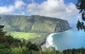 A view of a cliff overlooking a body of water.