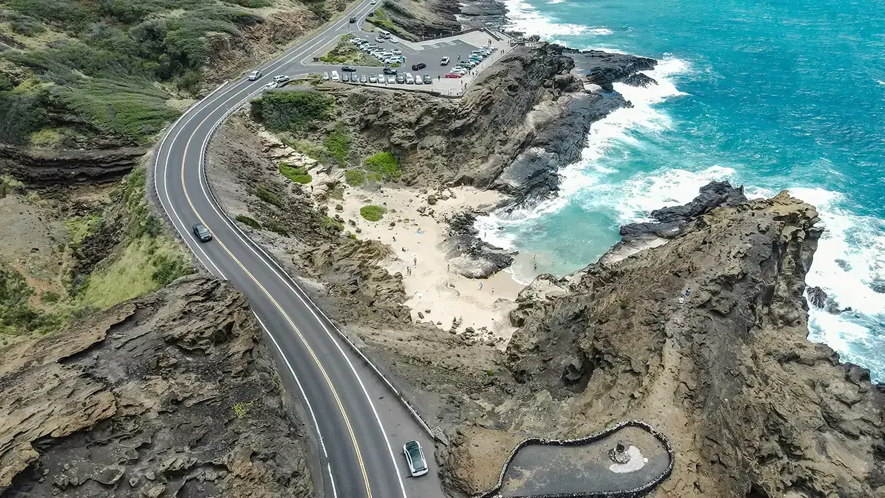 Discover the essential Hawaiian driving laws every tourist must know.