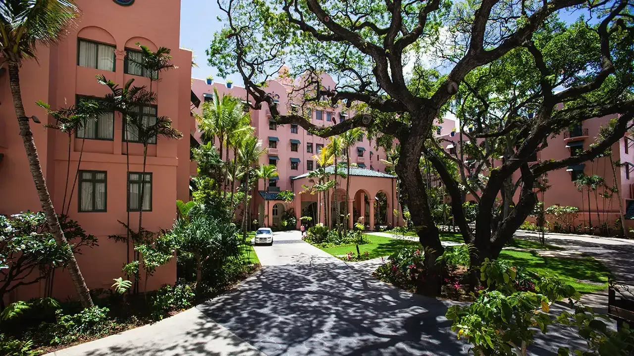 How much should you tip hotel staff in Hawaii?