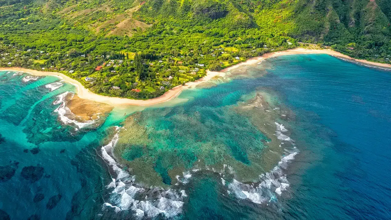 Tunnels Beach Kauai, Hawaii, a great scuba dive spot.