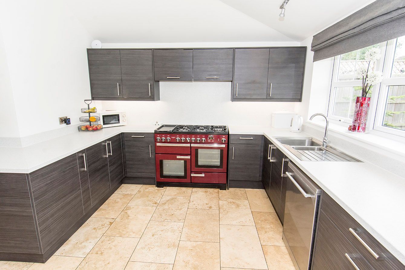 Five Bedroom House in Cromwell Crescent LE16