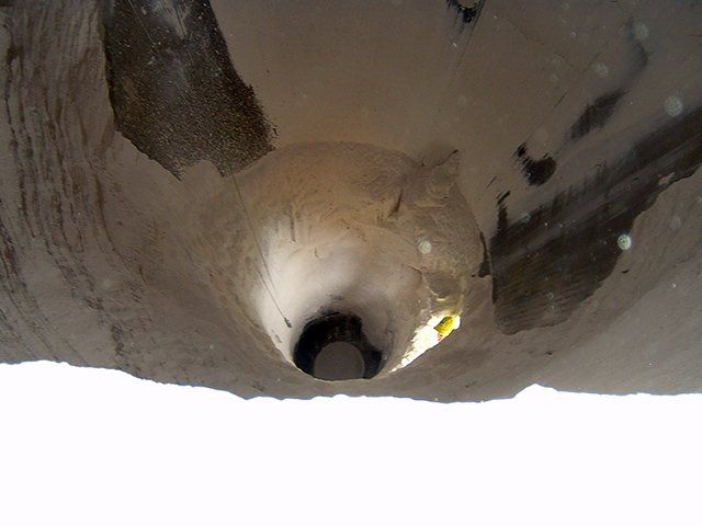 material build-up in a silo