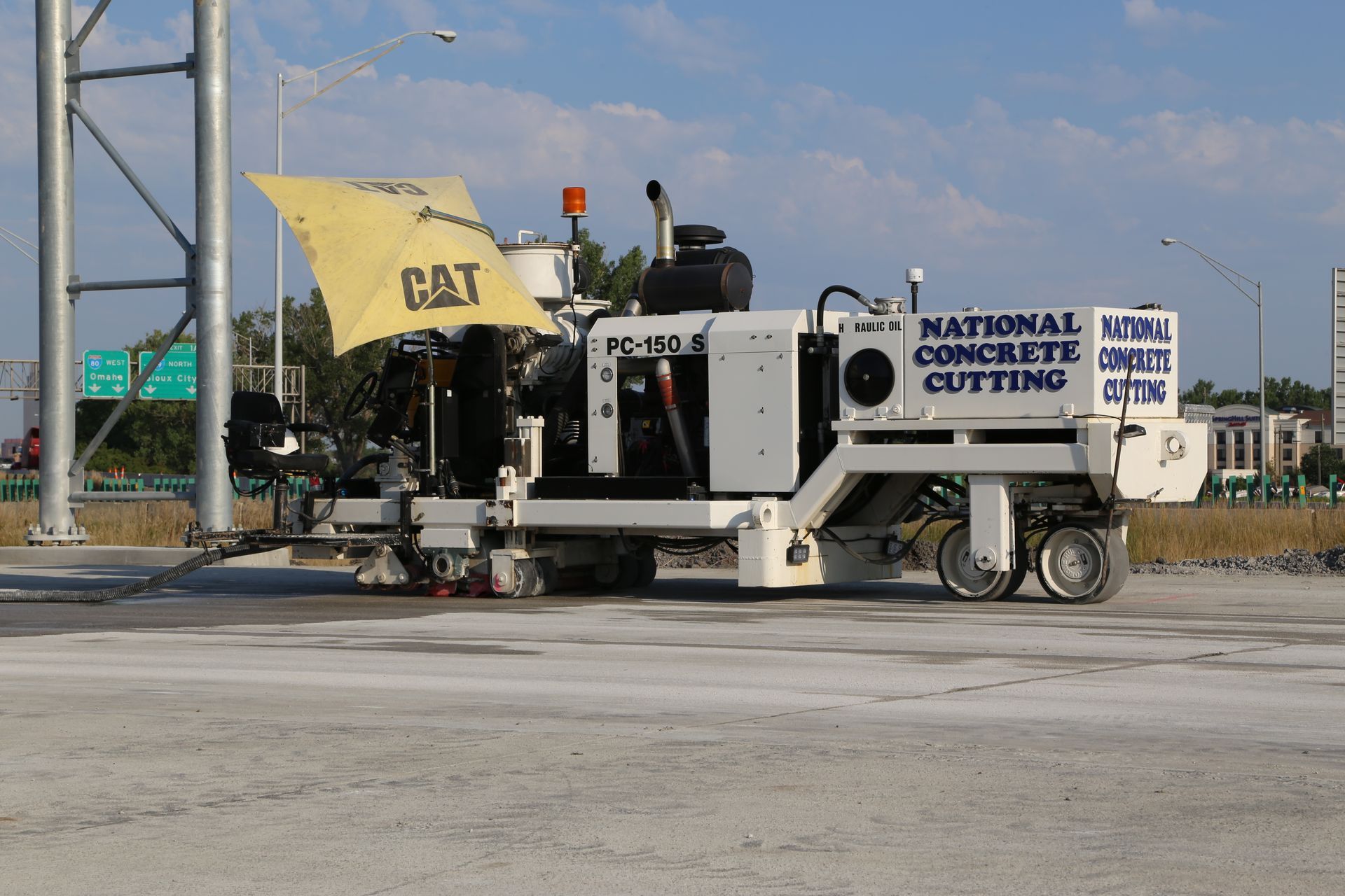 Road milling machine with a yellow 