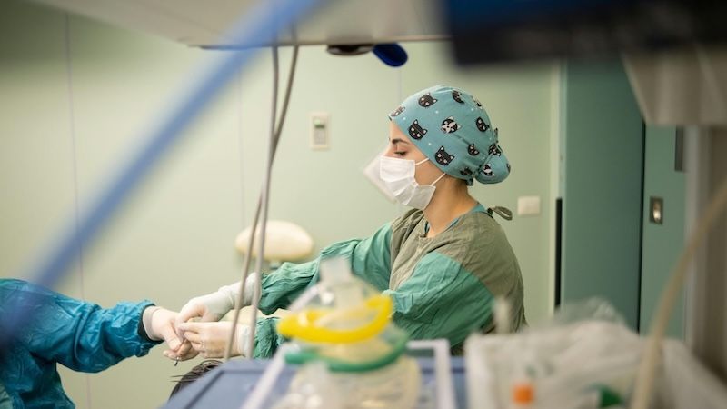 Nurse giving equipment to doctor in the ER