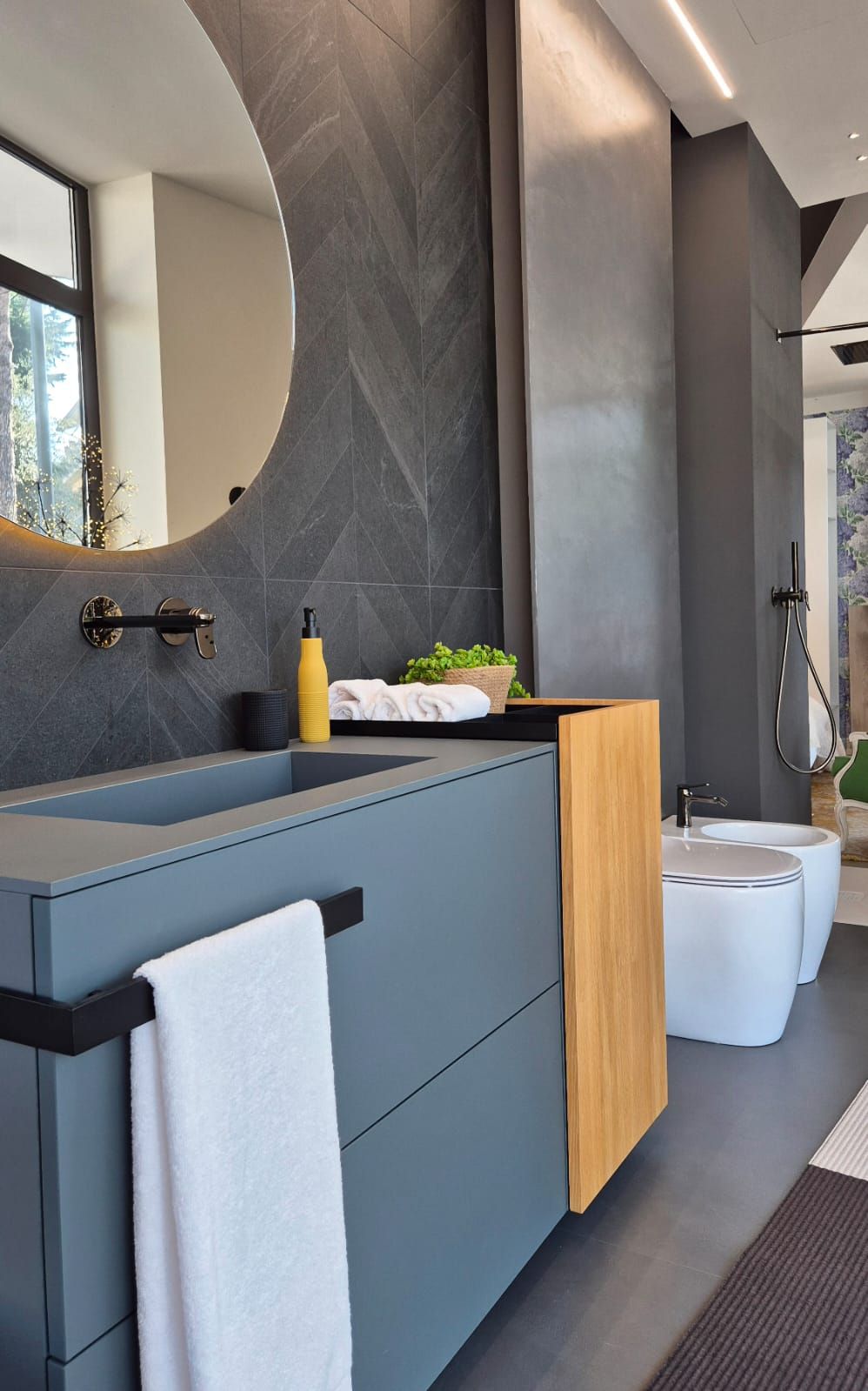 divano nel negozio di mobili a Ravenna di Arka Design