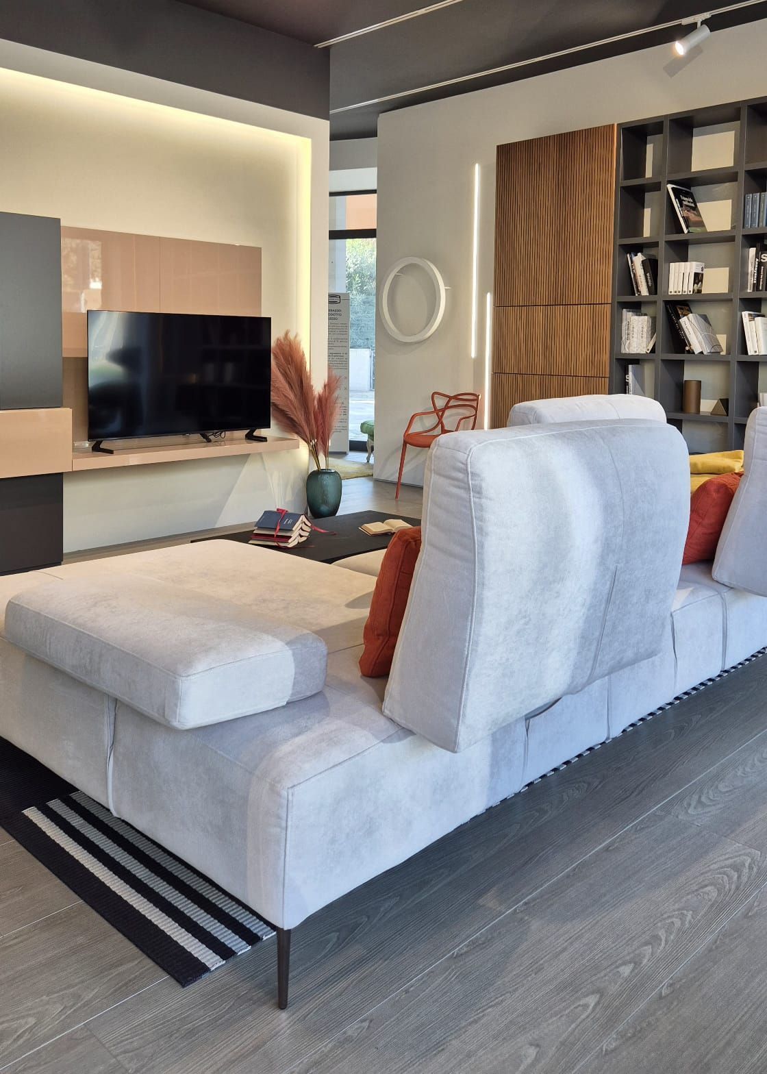 divano nel negozio di mobili a Ravenna di Arka Design