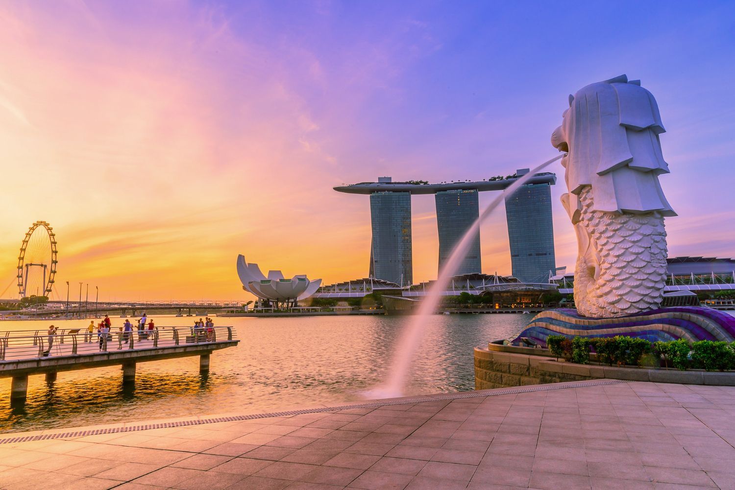 Sunset over Singapore Marina Bay with Merlion, Marina Bay Sands, fountain, and the Singapore Flyer