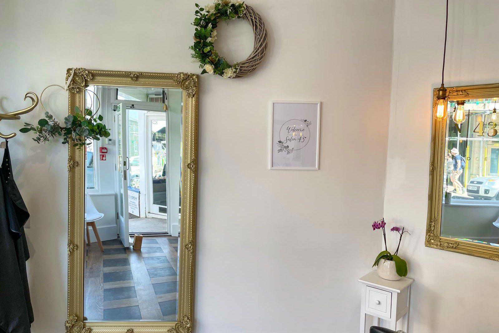 Salon 43 Entrance