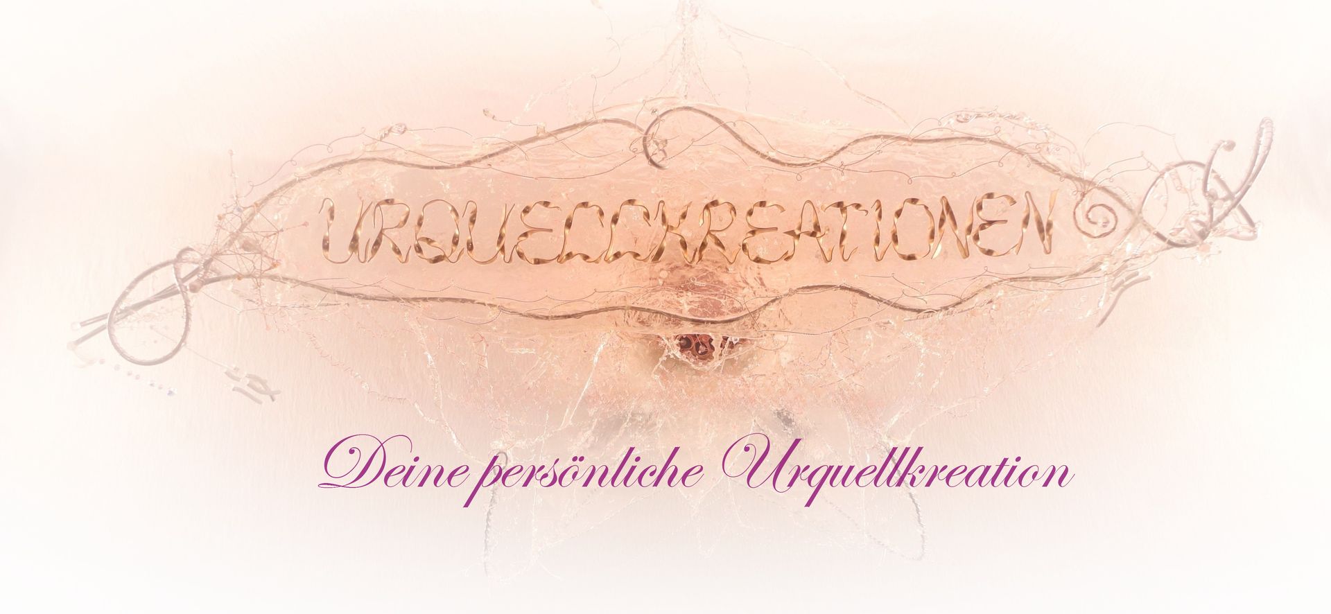 Schriftzug Urquellkreationen auf einem transparenten Kunstwerk