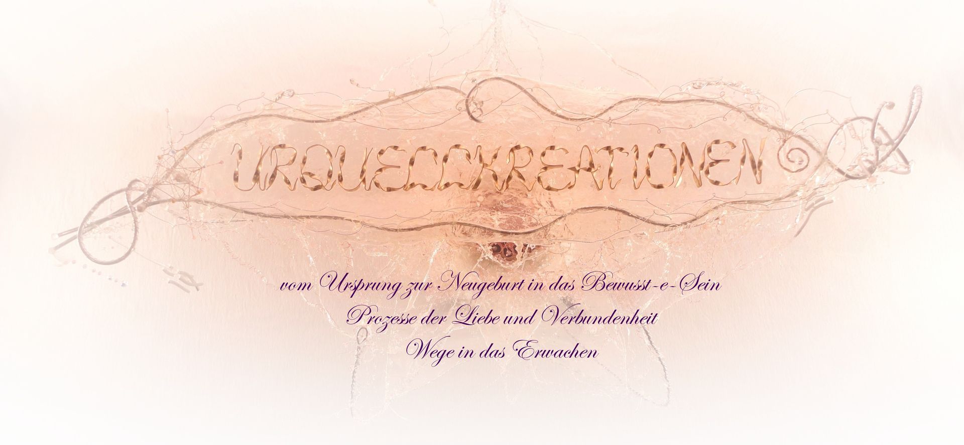 Schriftzug Urquellkreationen auf einem transparenten Kunstwerk