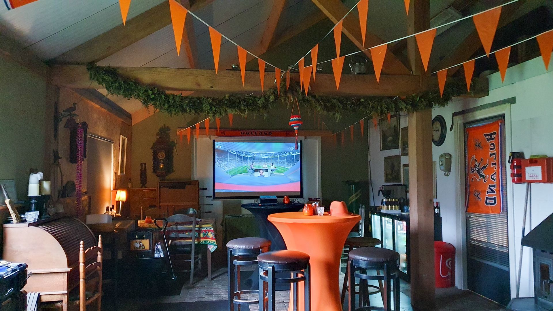 Kantine met scherm voor voetbal enz.