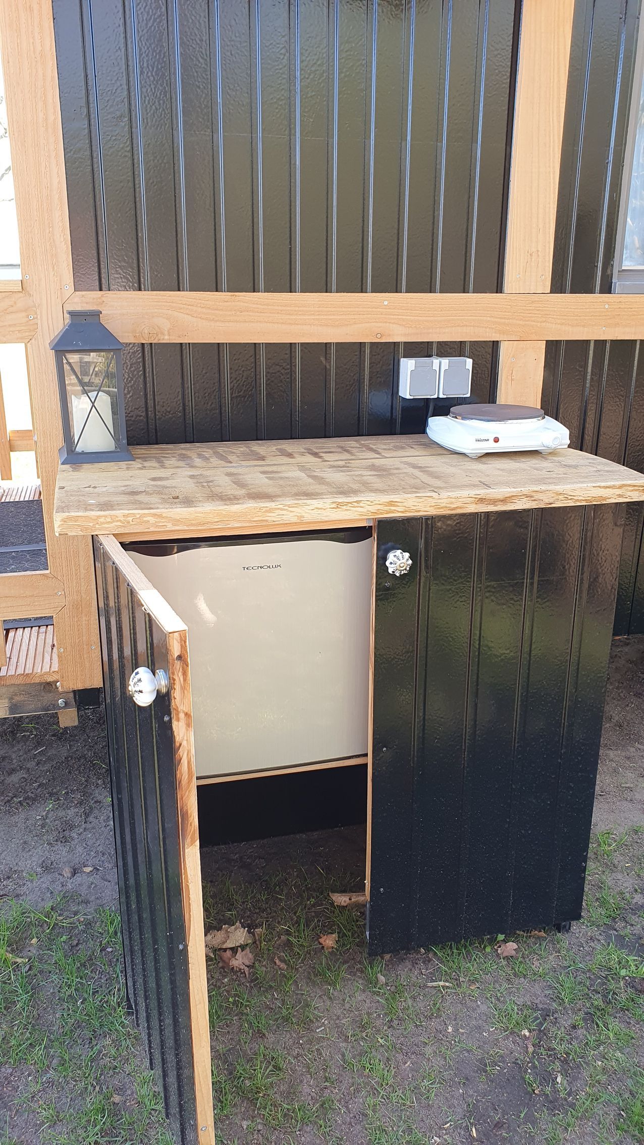 Buiten keuken met koelkast