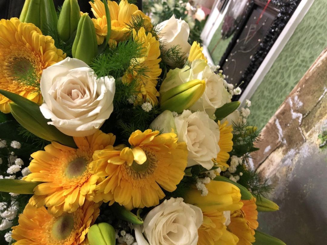 bouquet con rose bianche e gerbere gialle