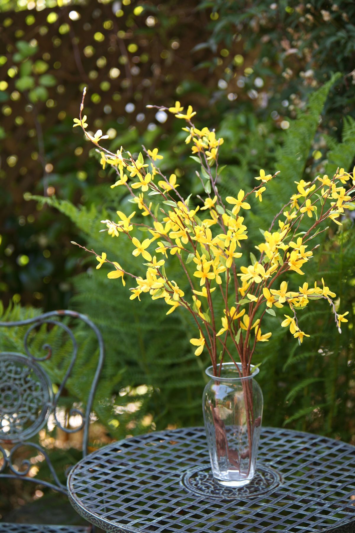 vaso con fiori gialli in un giardino