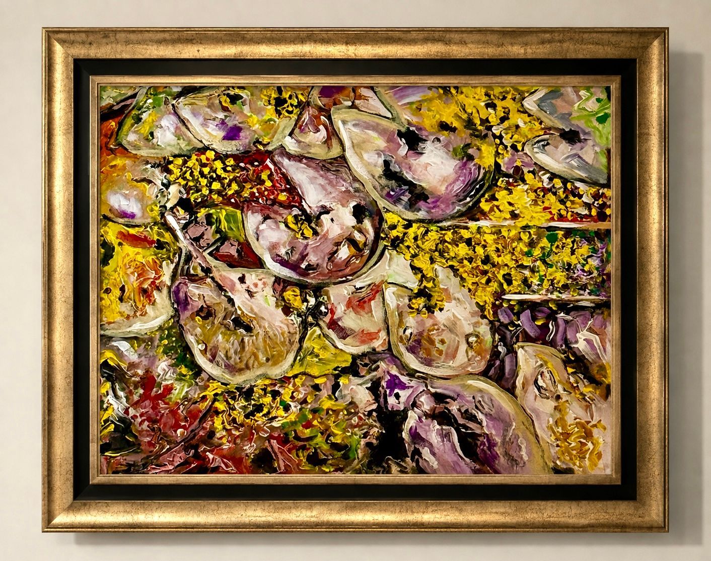 Abstract bloemenschilderij in gouden lijst met gele, paarse en rode textuurrijke penseelstreken.