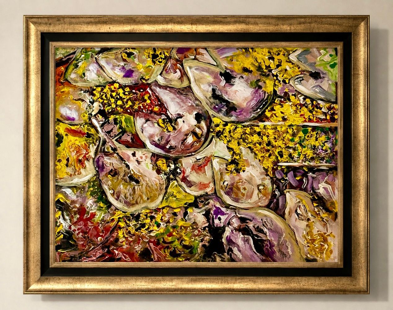 Abstract bloemenschilderij in gouden lijst met roze, gele en rode, gestructureerde bloesems.