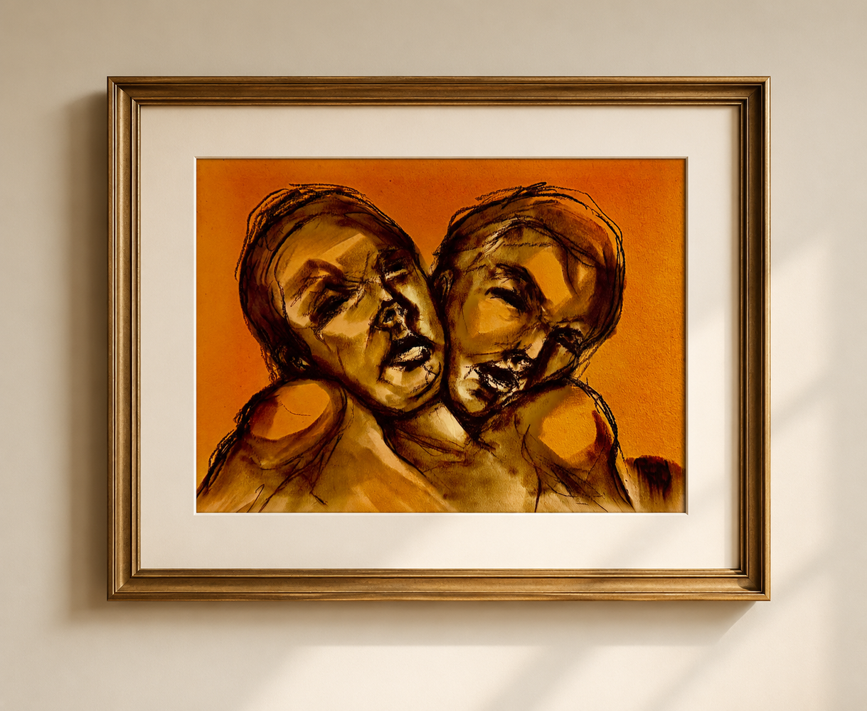 Ingelijst abstract schilderij in warme oranje tinten, waarop twee overlappende gezichten op een muur te zien zijn.