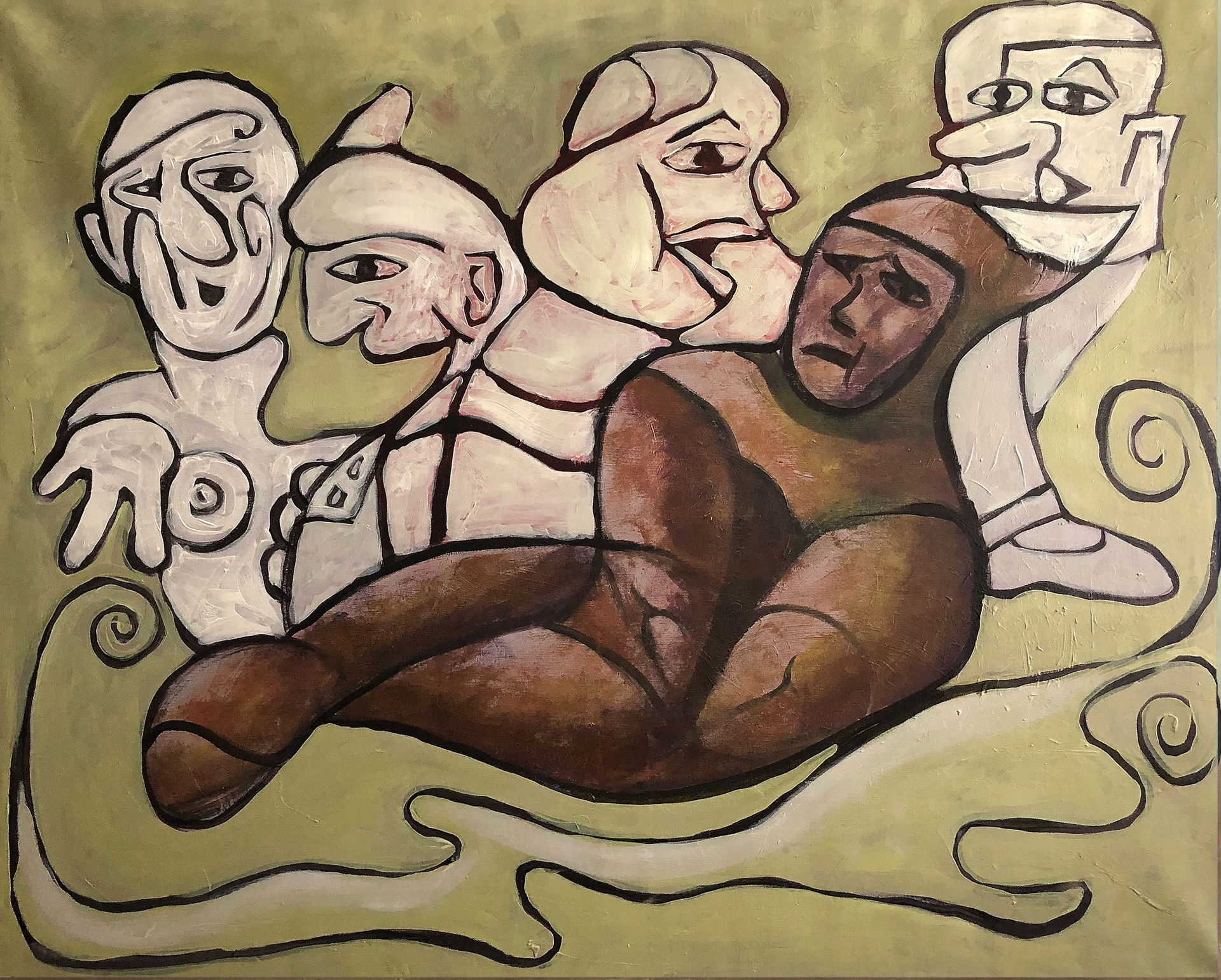 Abstract schilderij van een liggende bruine figuur met bleke gezichten erachter, op een beige achtergrond.
