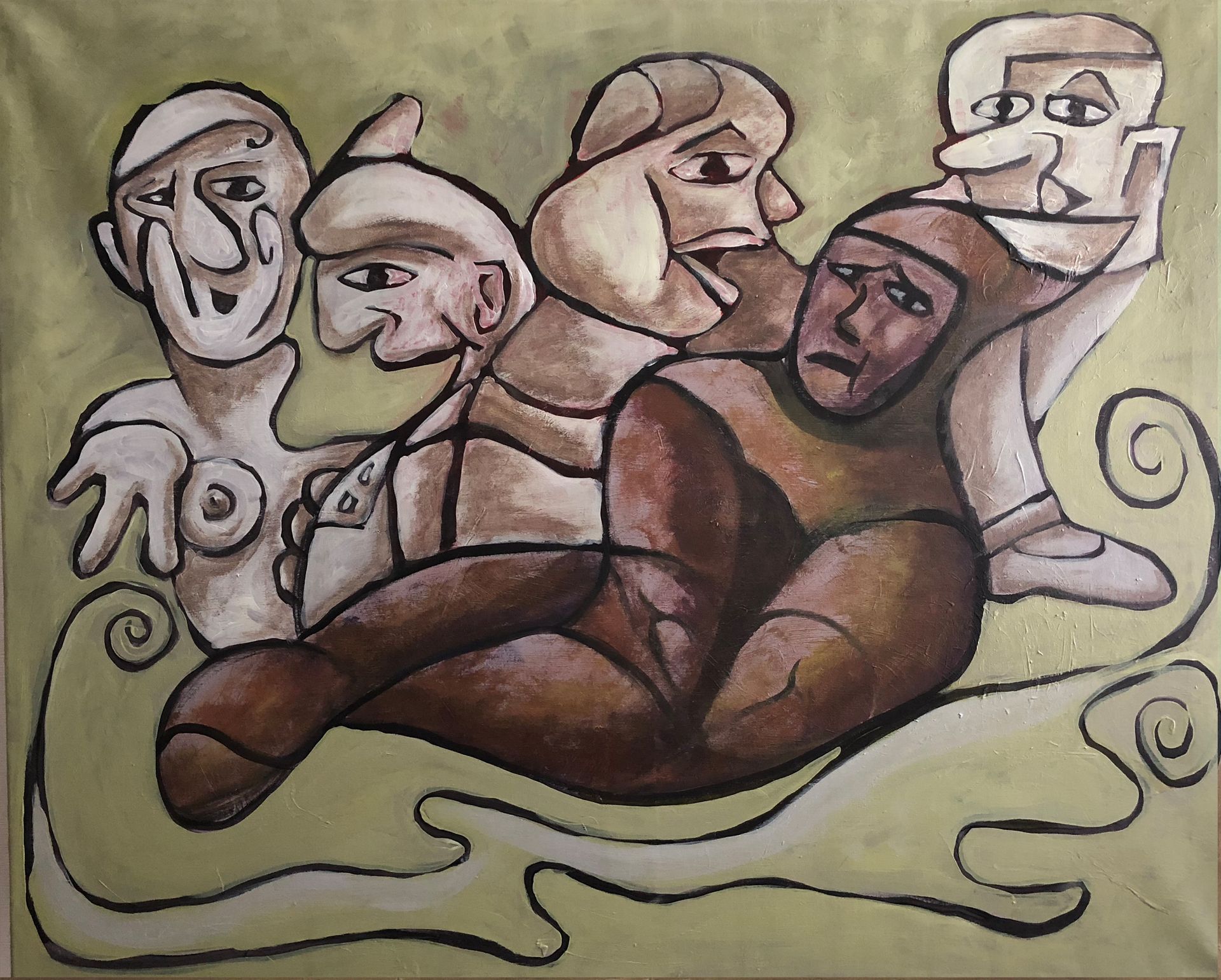 Abstract schilderij van vijf gestileerde gezichten en figuren in gedempte beige, bruine en zwarte tinten, verweven op een crèmekleurige achtergrond.