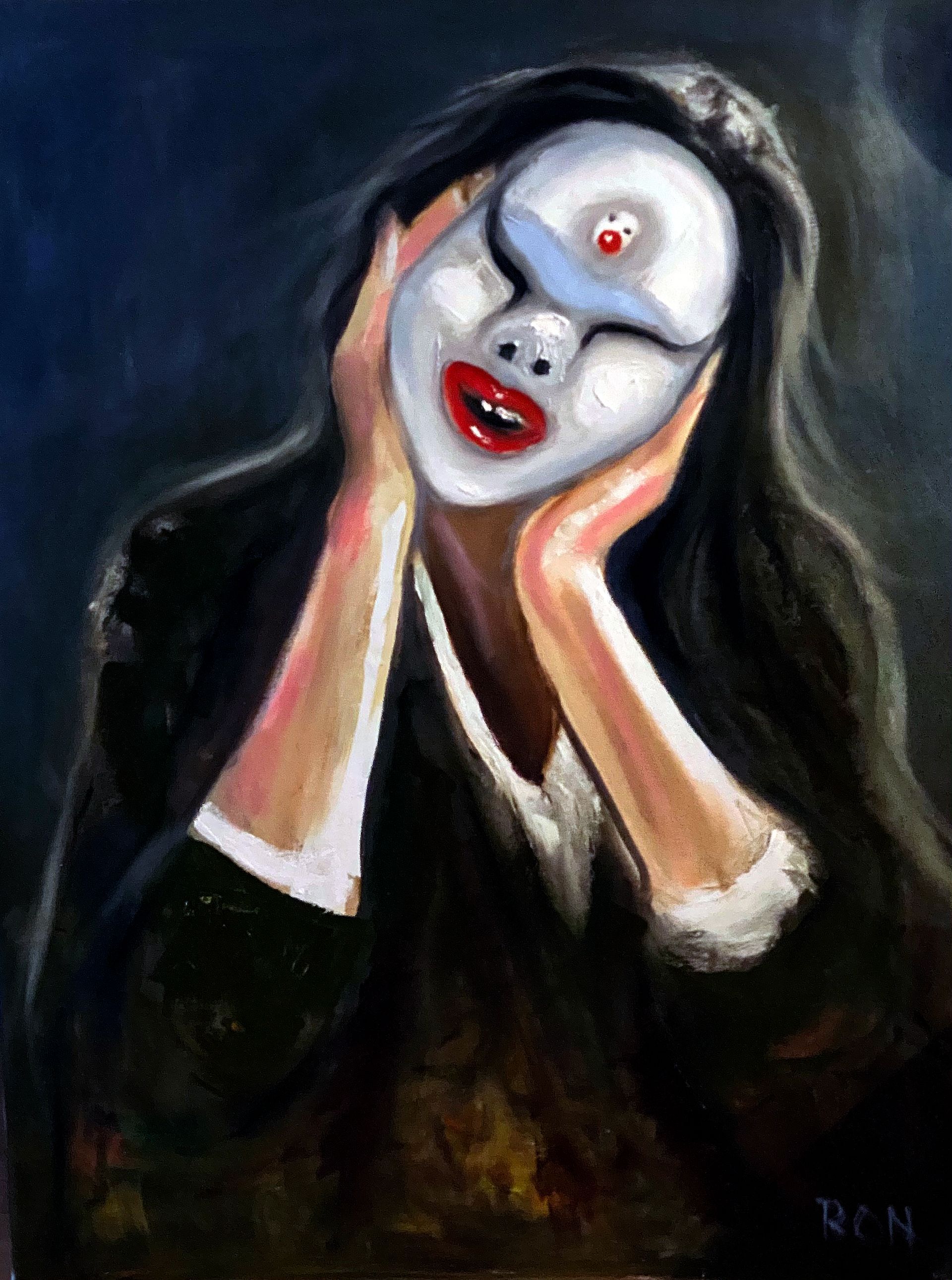 Vrouw met een wit masker en een zwarte mantel, die haar gezicht tegen een donkere achtergrond houdt.