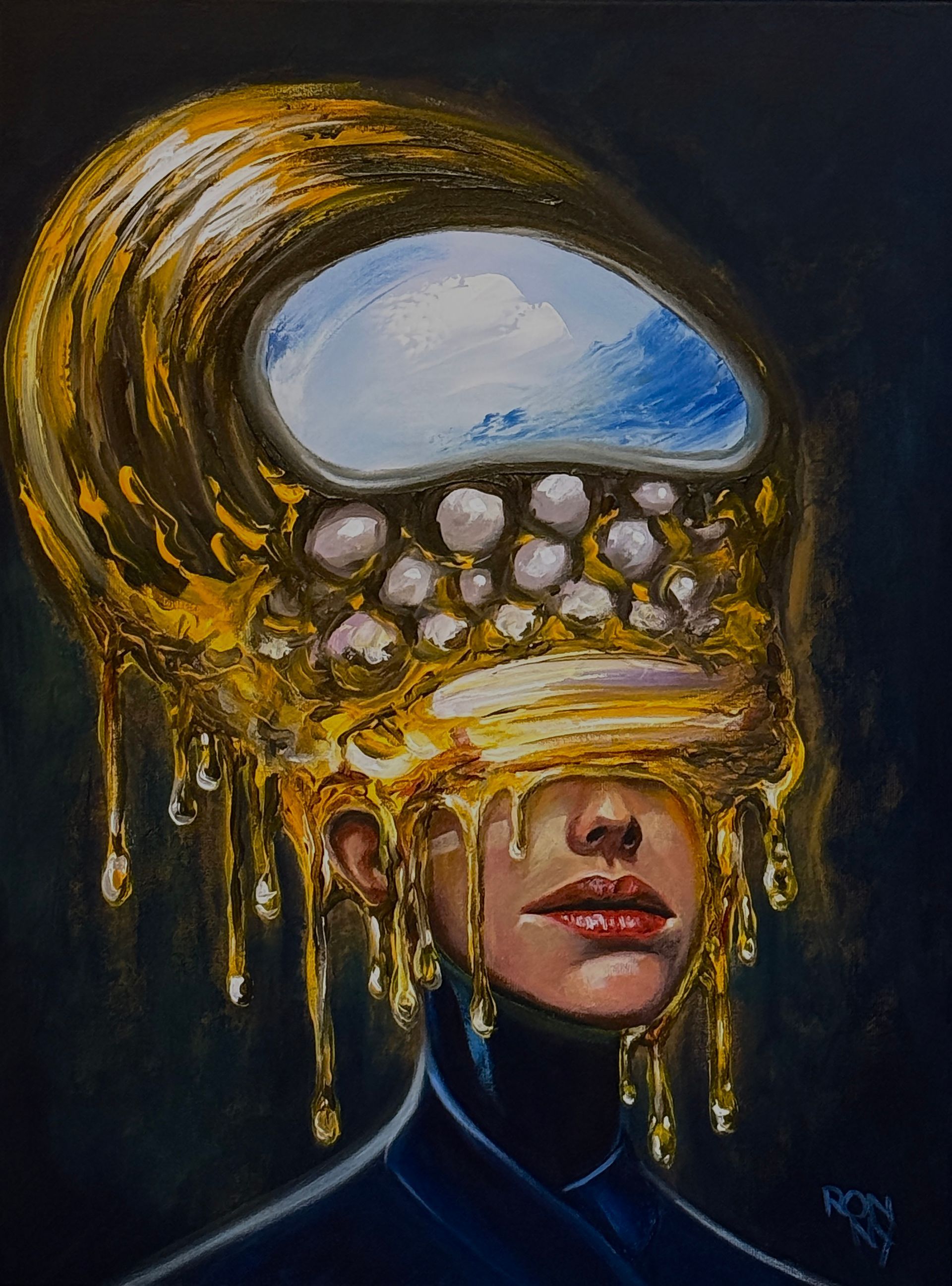 Surrealistisch portret van een figuur met een gouden hoofdtooi met een blauwe opening en rode lippen tegen een donkere achtergrond.