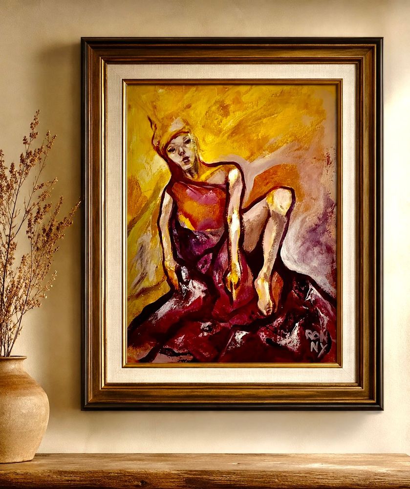 Ingelijst abstract schilderij van een liggende figuur in warme rode, gouden en crèmekleuren aan de muur.