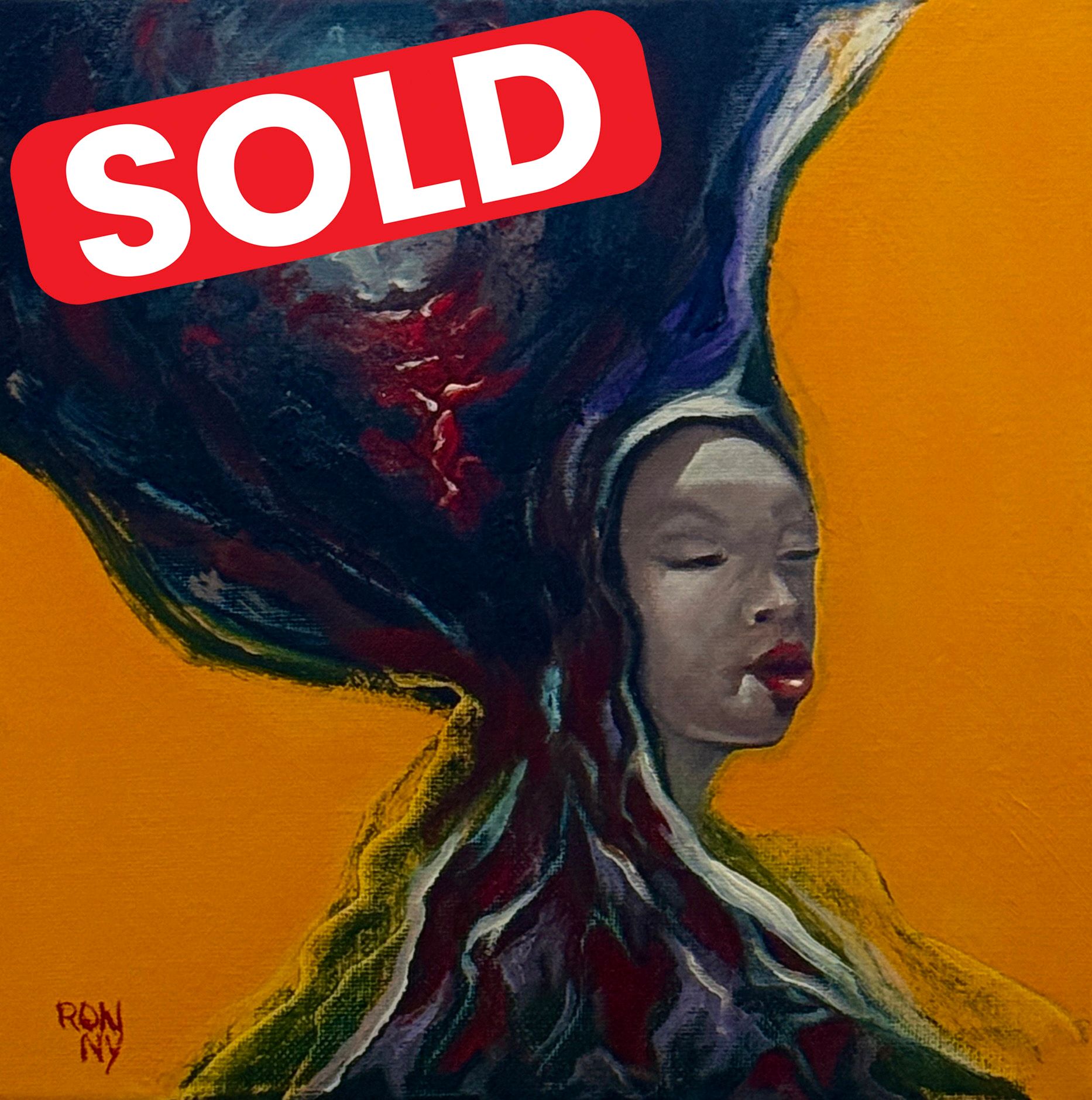 Abstract portret van een figuur met gesloten ogen en een grote donkere hoofdtooi op een oranje achtergrond.