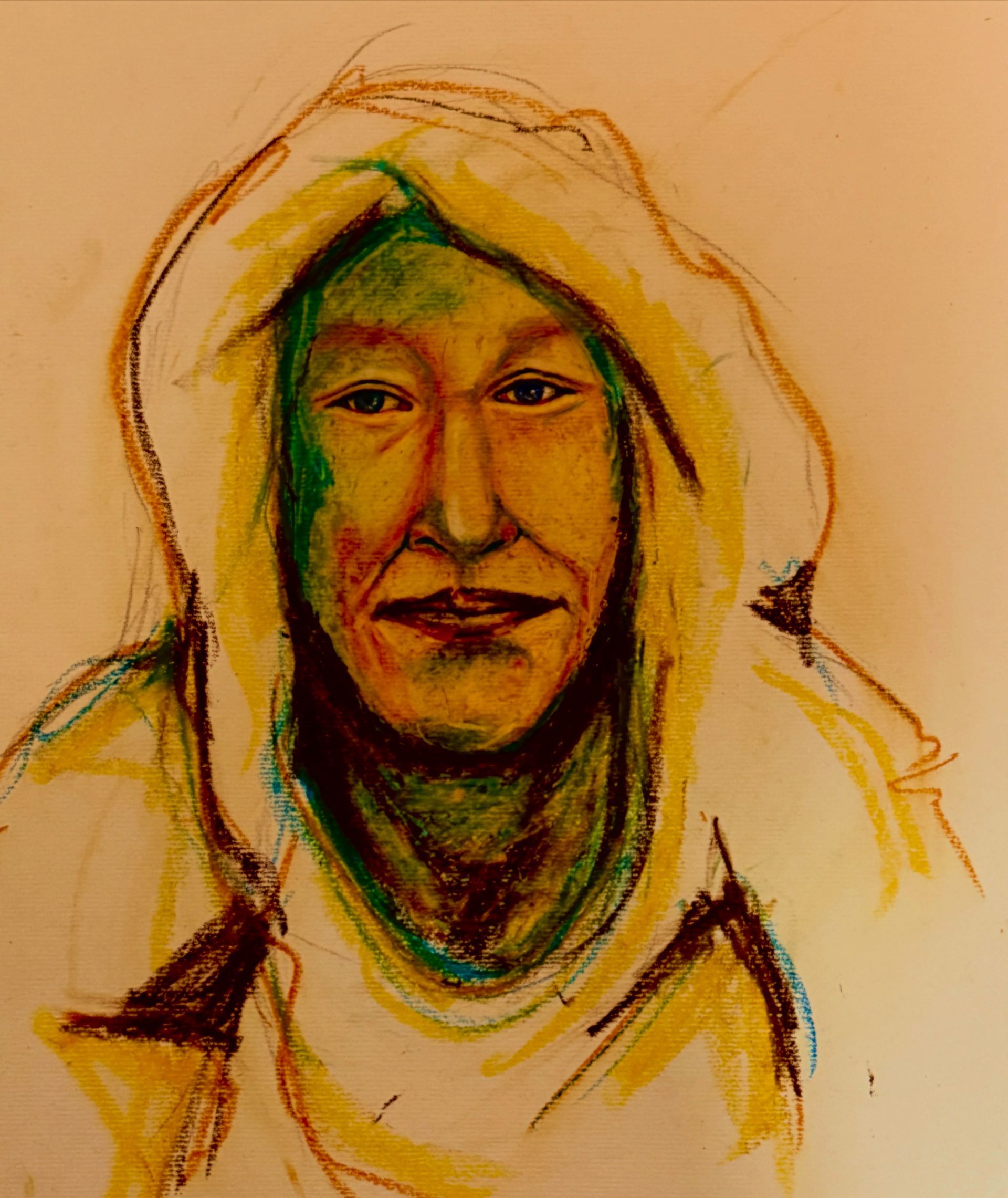 Gestileerd portret van een persoon met een kap en een neutrale uitdrukking op een warme beige achtergrond.