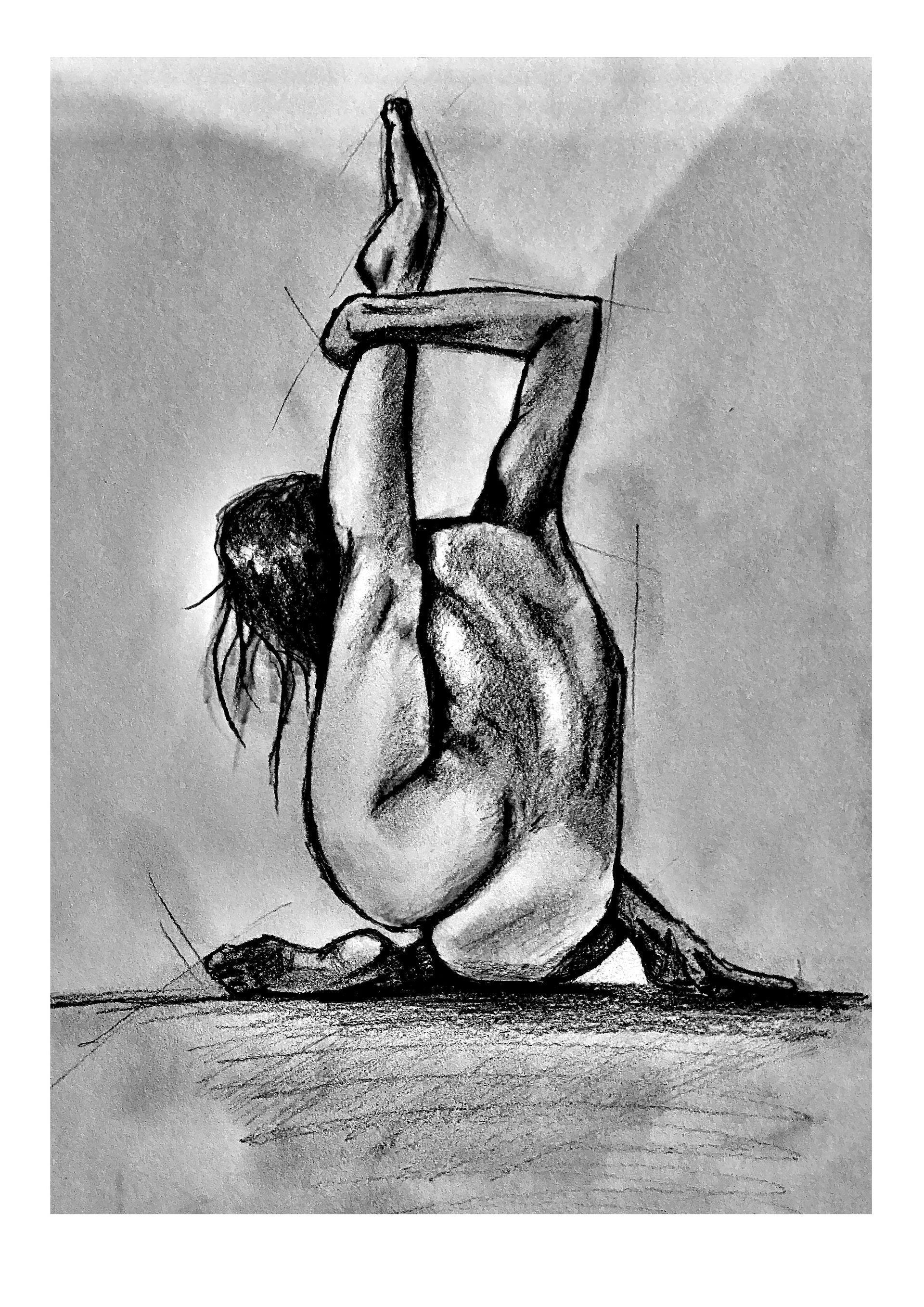 Houtskooltekening van een contortionist die achterover op de grond ligt, met de benen tegen een effen muur.