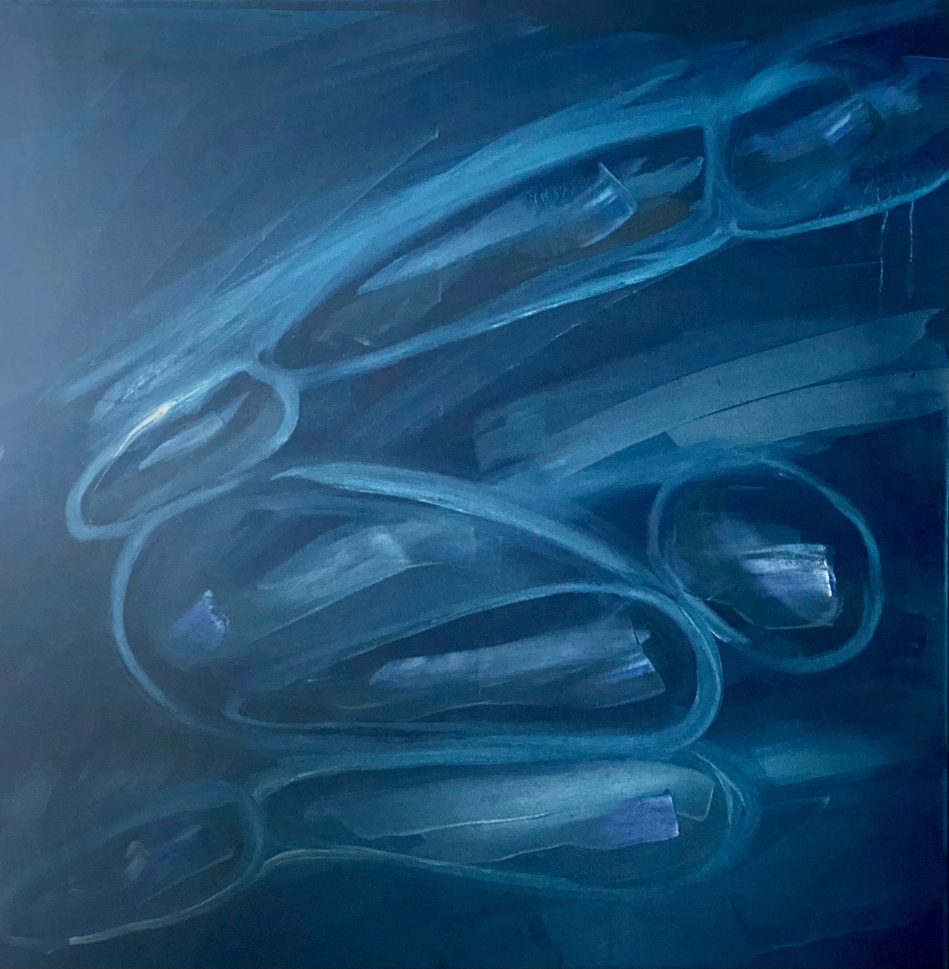 Blauw abstract schilderij met vloeiende, doorschijnende vormen en zachte witte accenten.