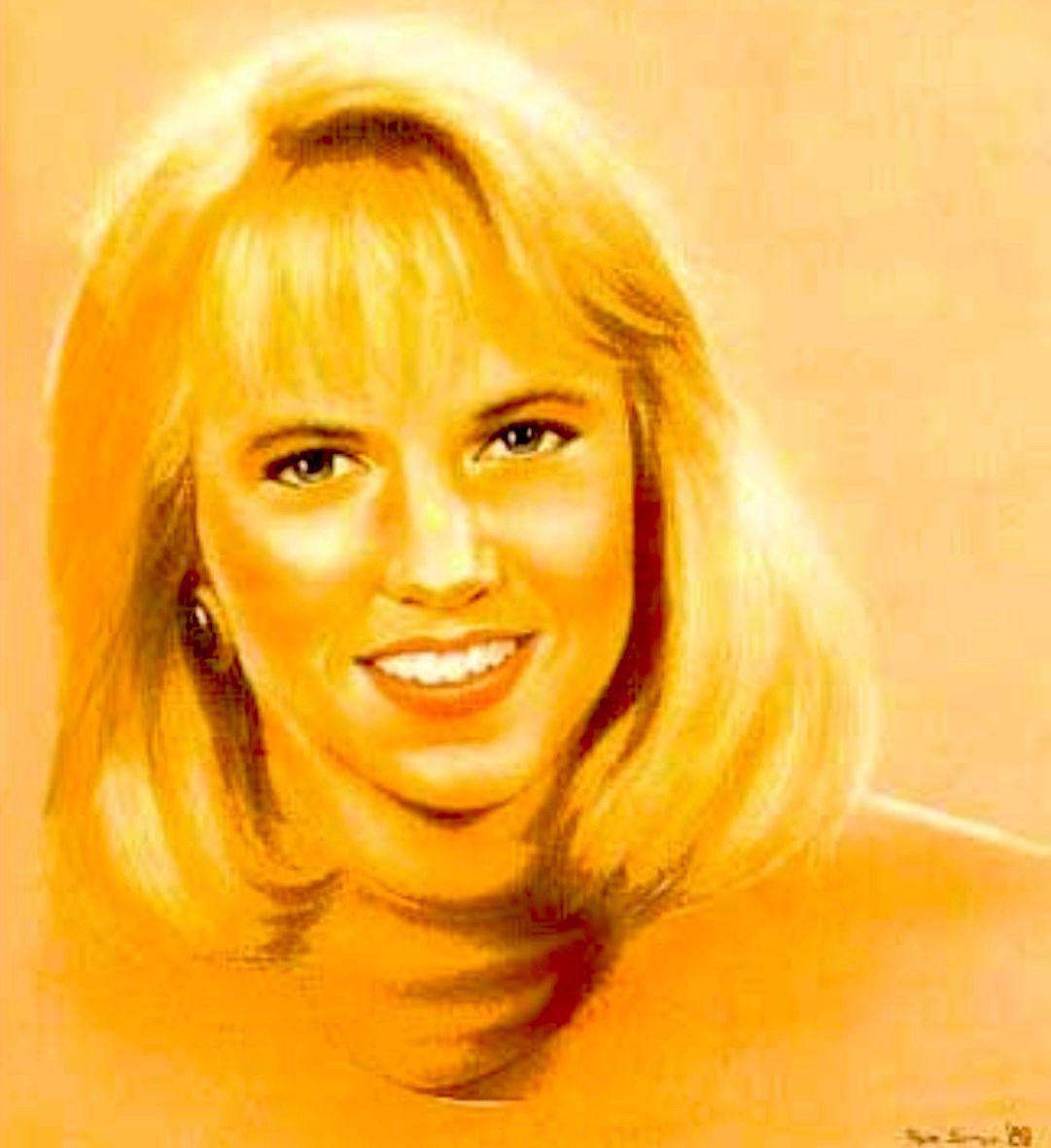 Portret van een lachende blondine in warme geeltinten op een perzikkleurige achtergrond.