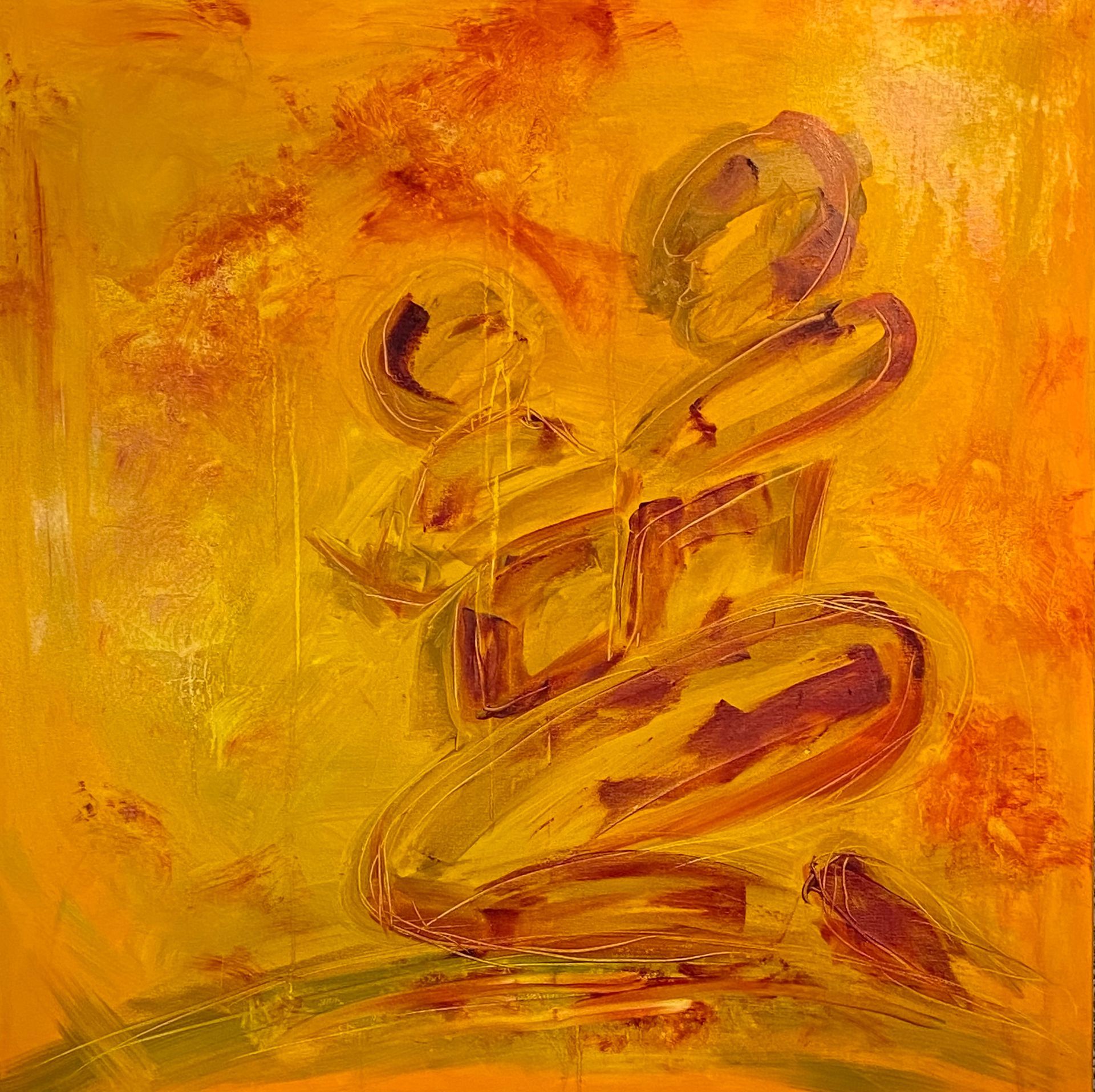 Abstract goudoranje schilderij met wervelende, bruine, kalligrafie-achtige penseelstreken op een gestructureerde achtergrond.