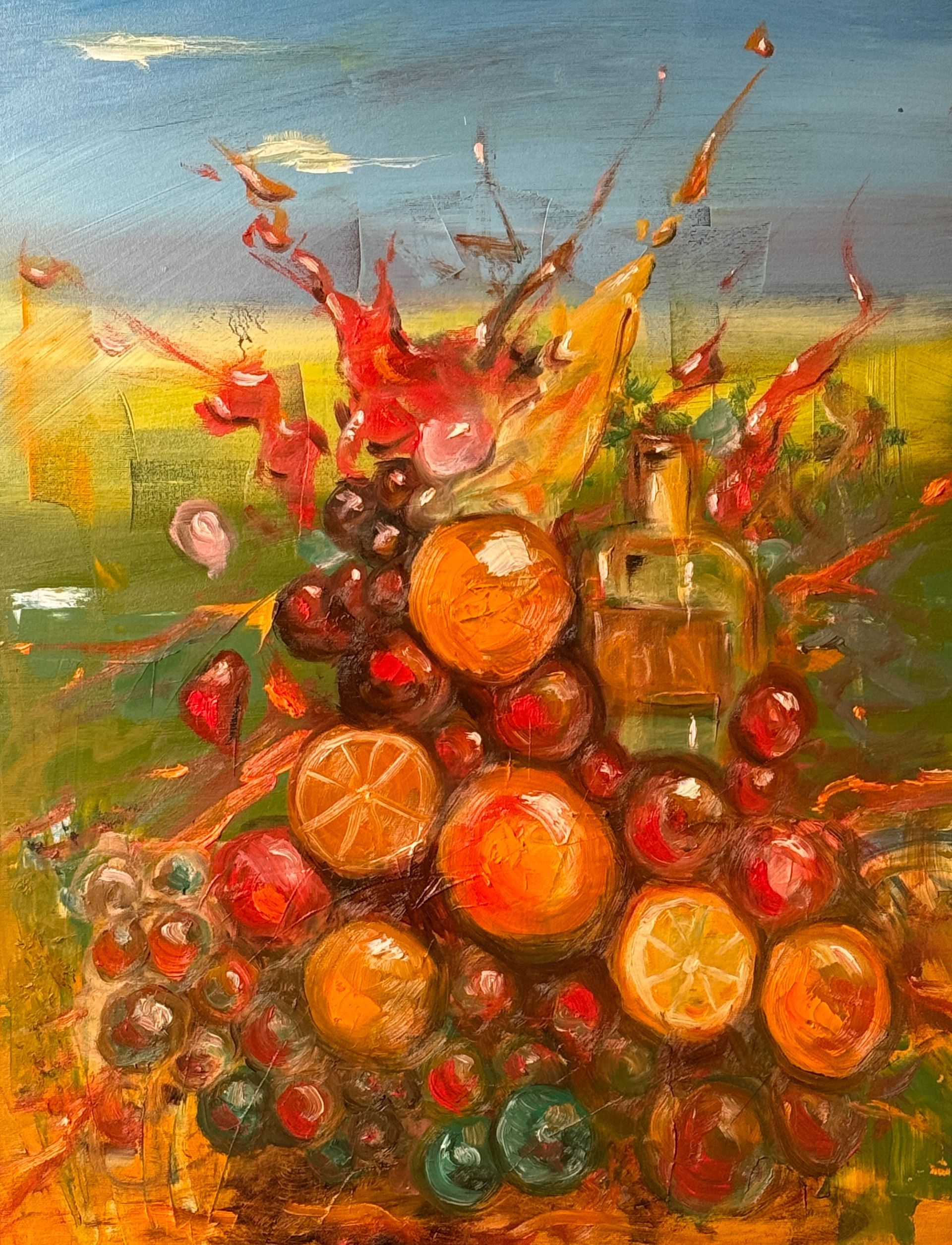 Abstracte fruitstapel met sinaasappels, druiven en appels die afsteken tegen een kleurrijke landschapsachtergrond.