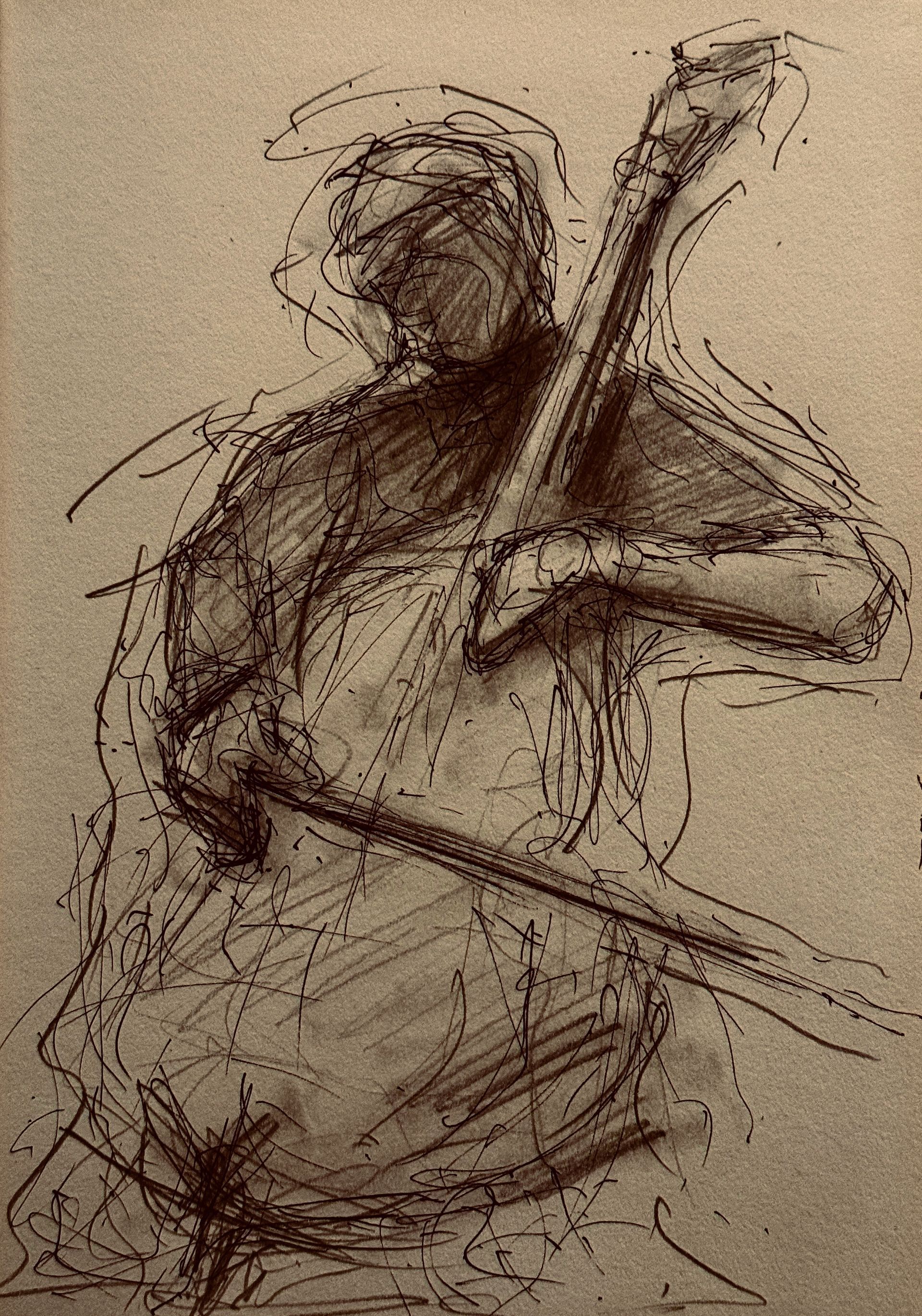 Losse schets in sepiahoutskool van een zittende figuur die een viool of cello en strijkstok vasthoudt.