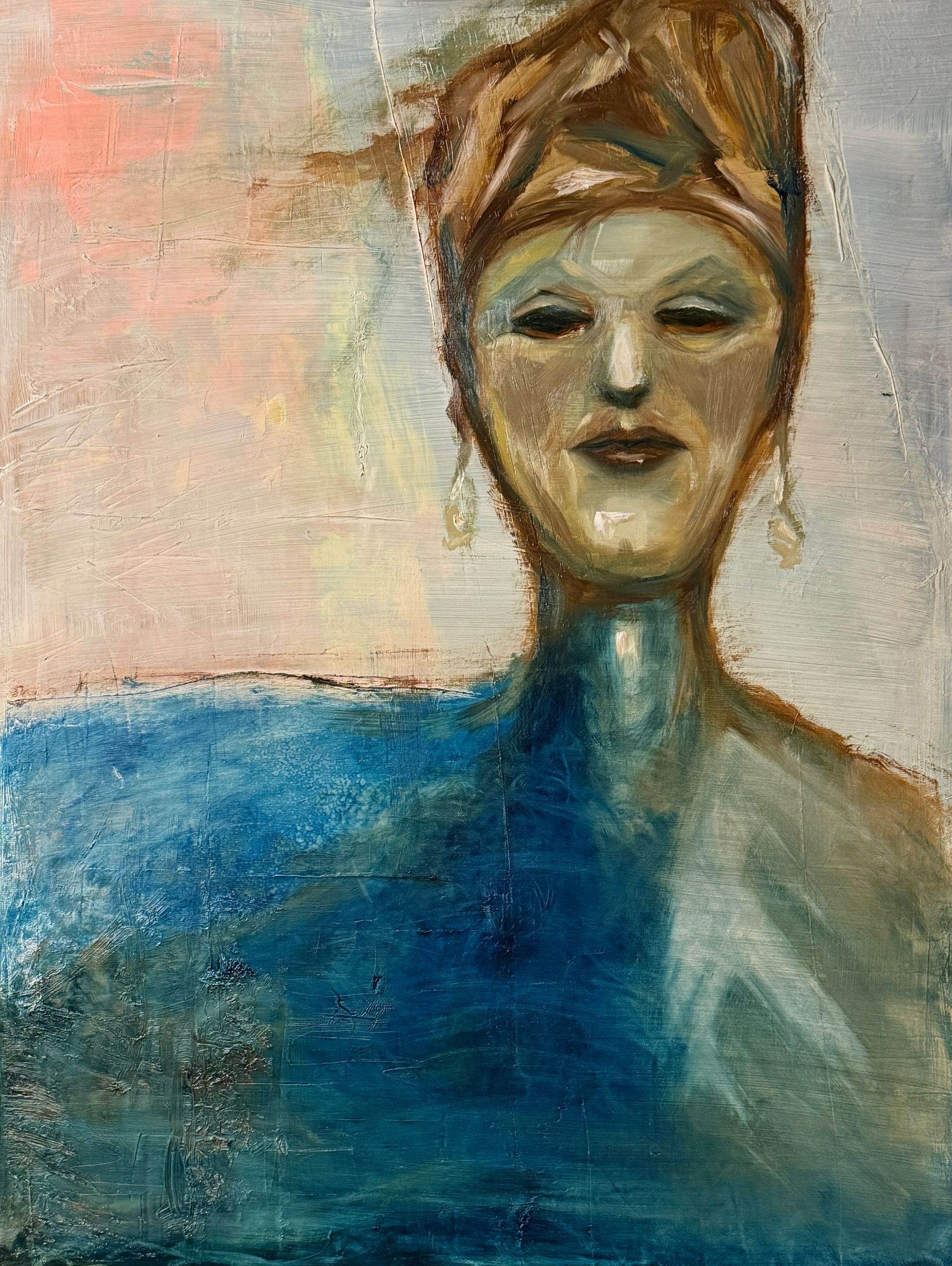 Abstract schilderij van een blauwgetinte figuur met een hoge hoofdtooi tegen een bleke achtergrond.