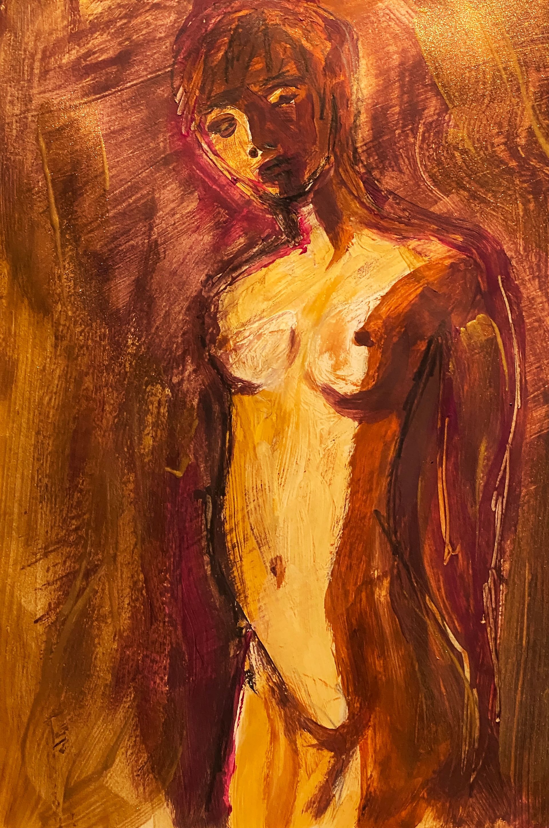 Abstract schilderij van een naaktfiguur in warme oranje en bruine tinten tegen een gestructureerde achtergrond.