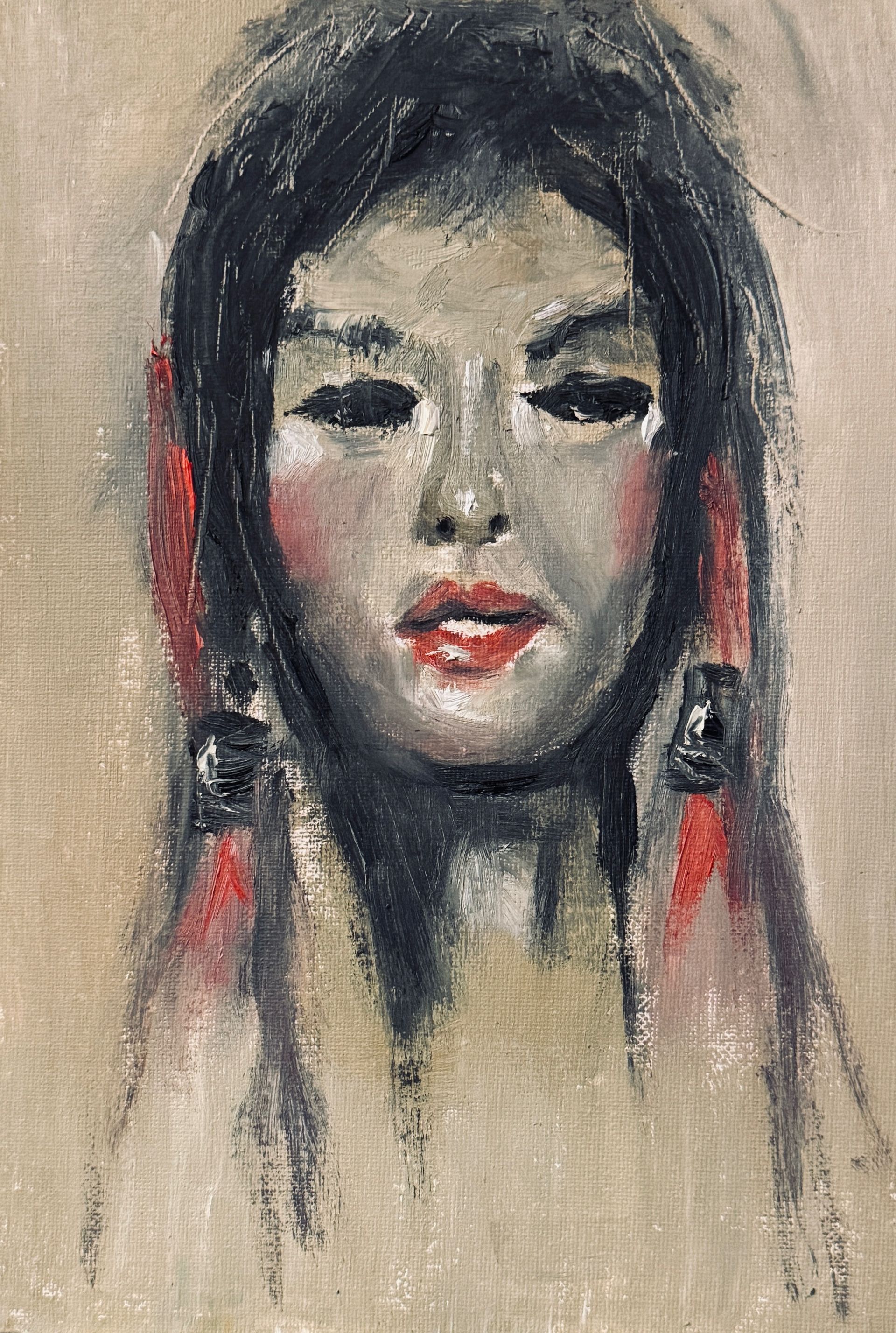 Portret van een somber gezicht met donker haar, rode accenten en een gedempte beige achtergrond.