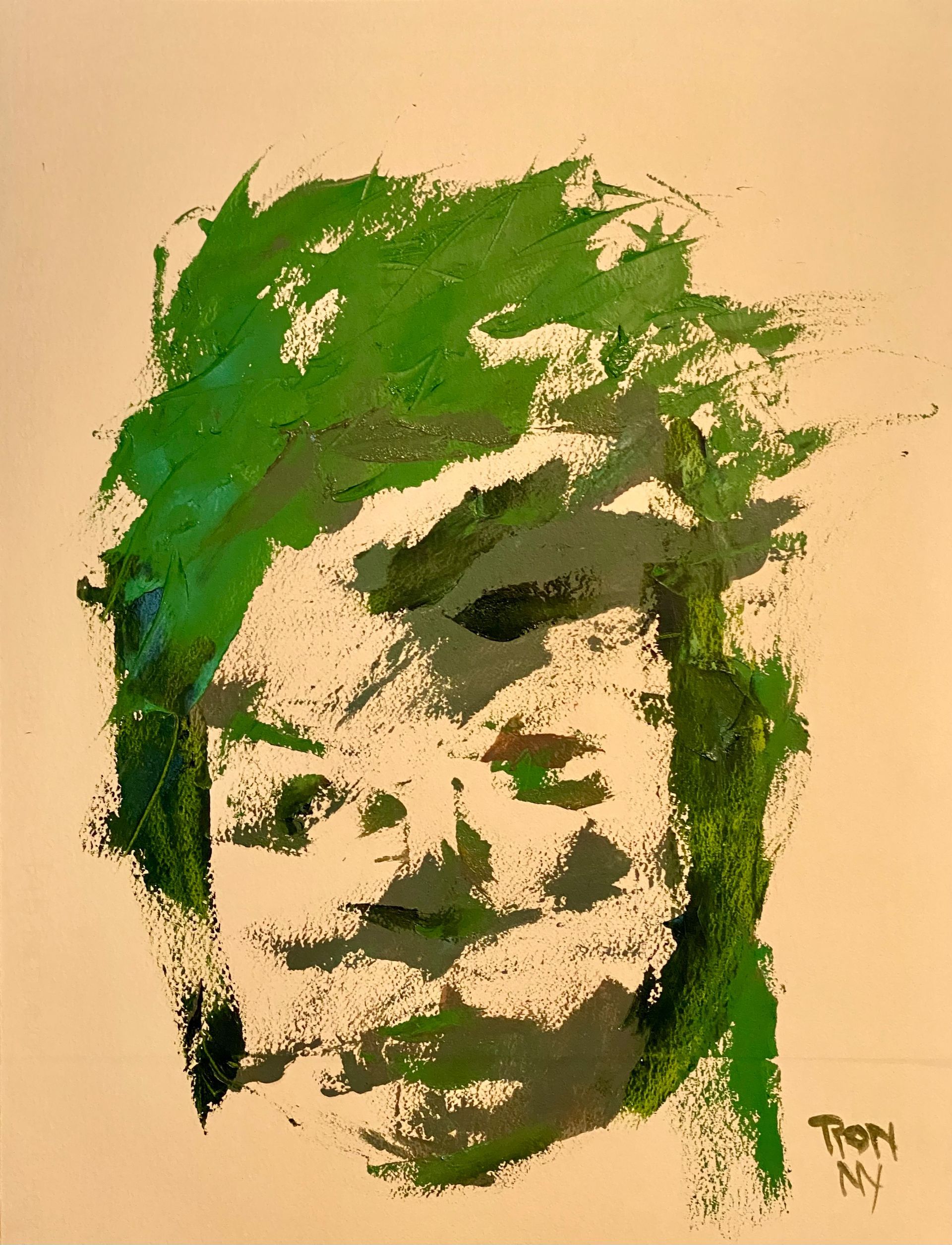 Abstracte groene en beige portretschets van een persoon met kort haar op een warme achtergrond.