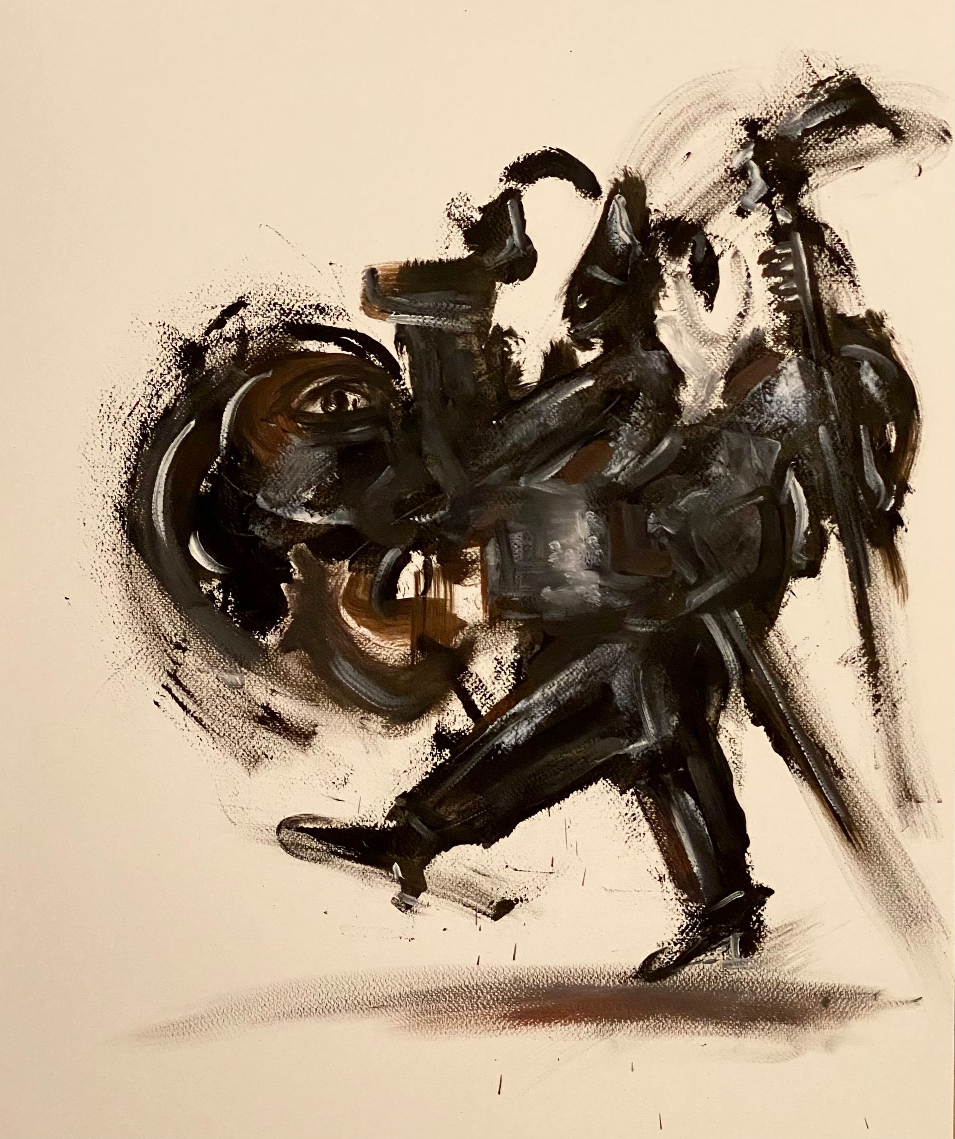 Donker abstract schilderij van een ruiter te paard, met krachtige zwarte penseelstreken op een beige achtergrond.