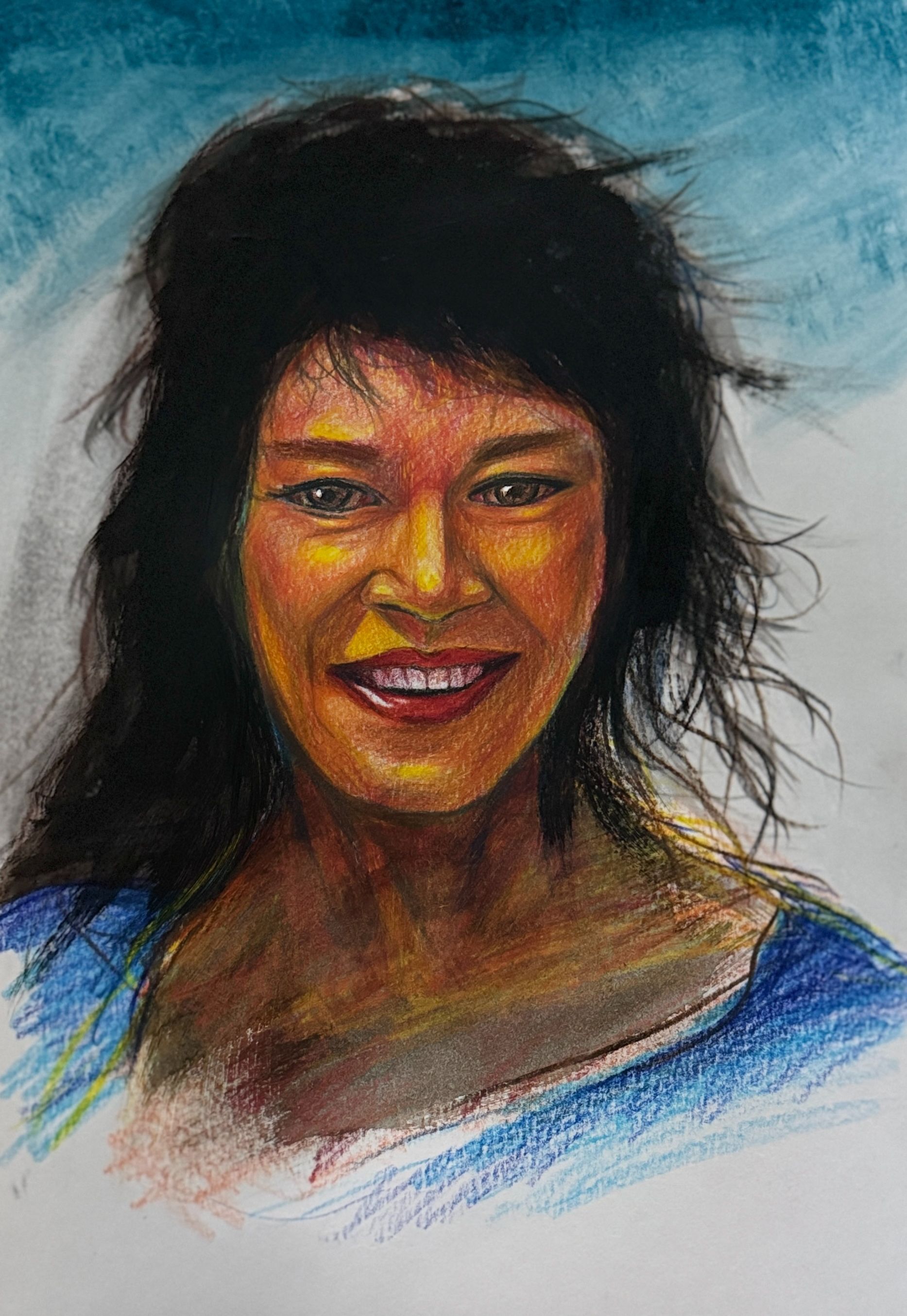 Portret van een glimlachende man met donker haar in warme tinten tegen een blauwe achtergrond.