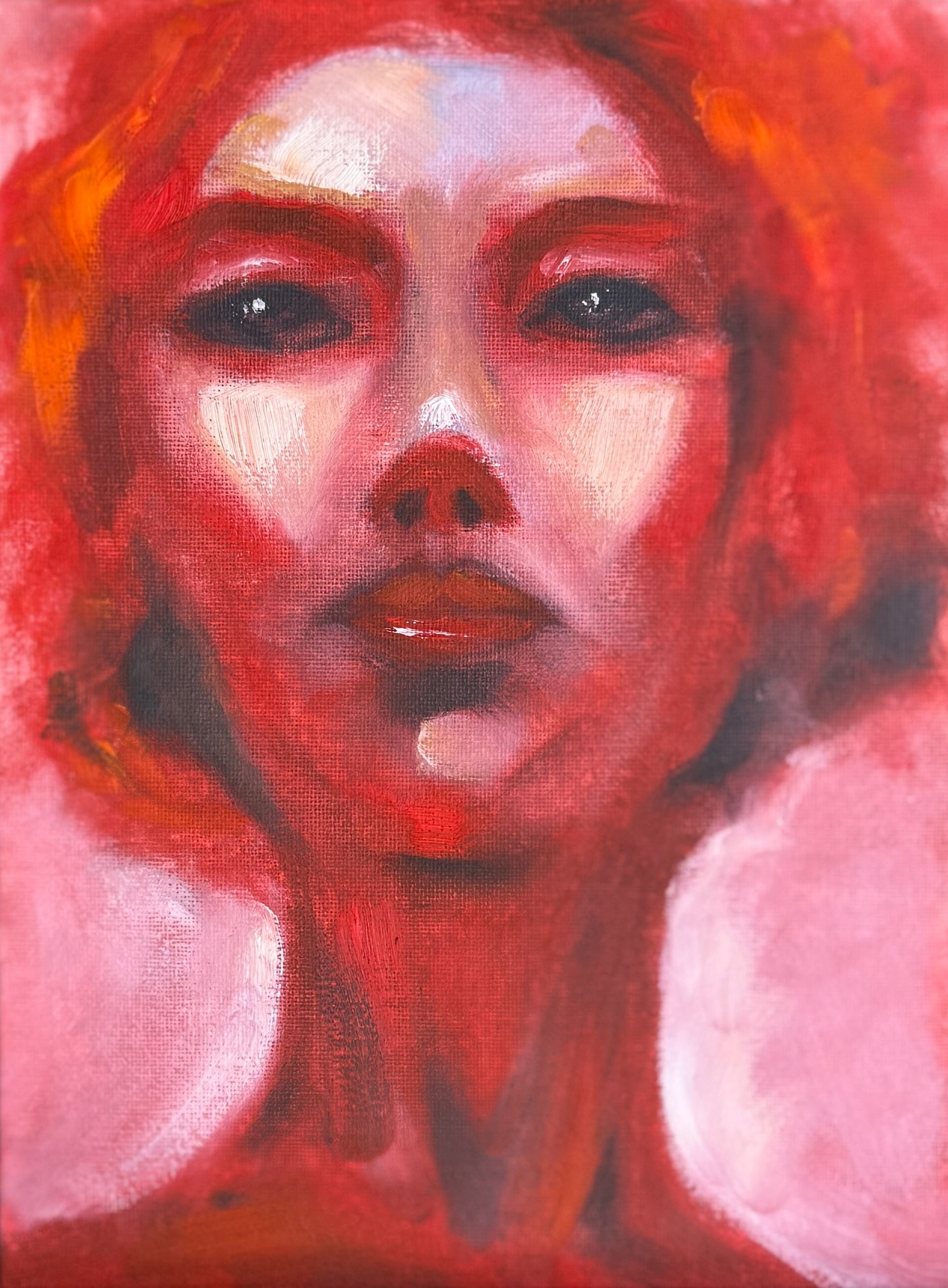 Abstract rood en roze portret van een gezicht met intense ogen en een langgerekte nek.