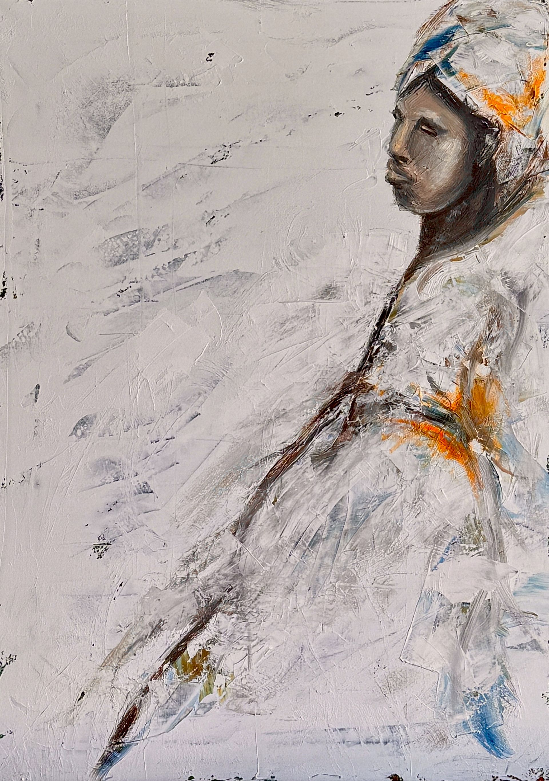 Abstracte aquarelschets van een zittende figuur in een wit gewaad met oranje accenten tegen een lichtgekleurde achtergrond.