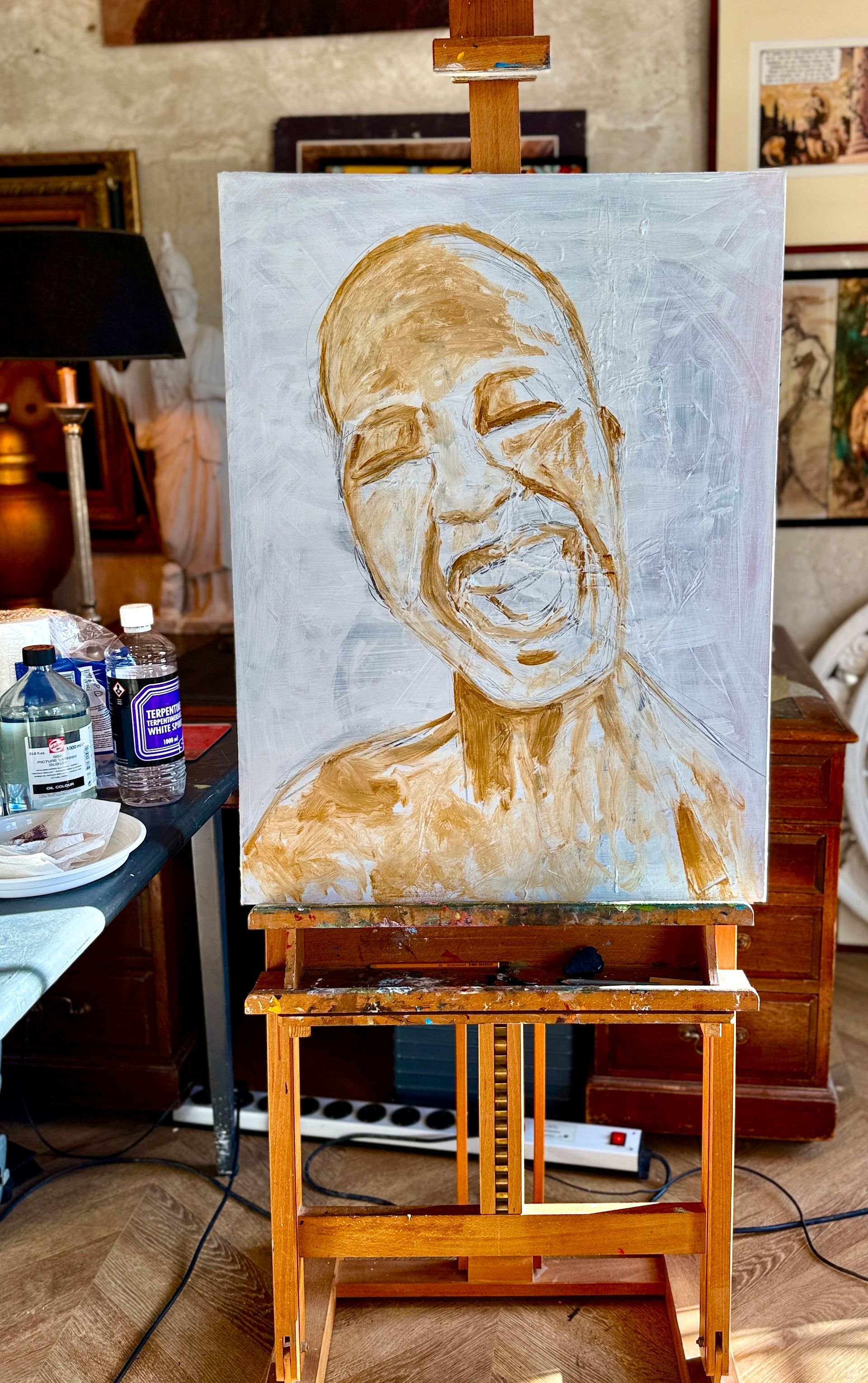 Portretschets op een ezel in een atelier, met een lachend gezicht op een canvas met textuur.